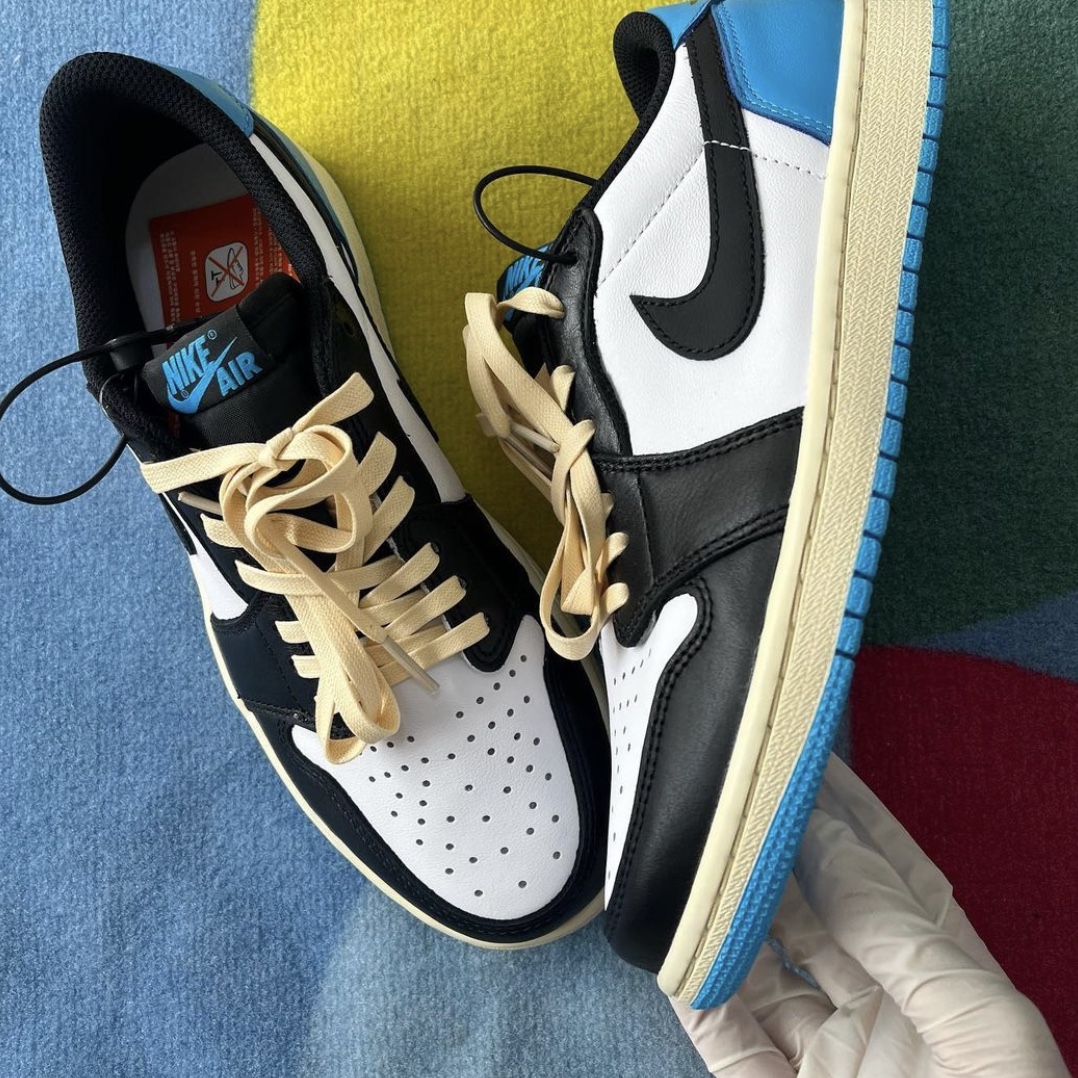 Jordan 1 Retro Low OG Black and Dark Powder Blue, (W) Jordan 1 Retro Low OG Black and Dark Powder Blue 착용 스타일 - 1