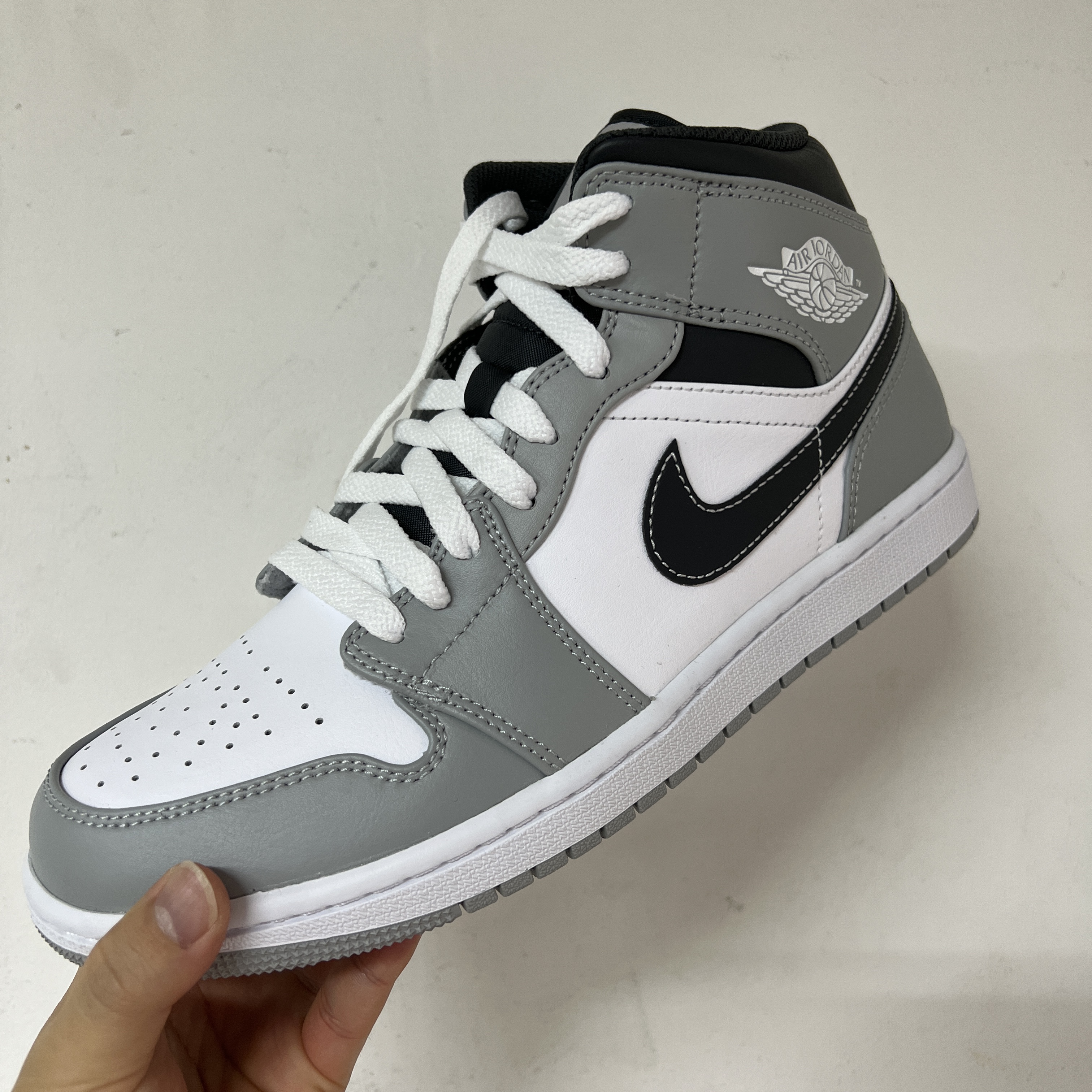 Jordan 1 Mid Light Smoke Grey Anthracite 착용 스타일