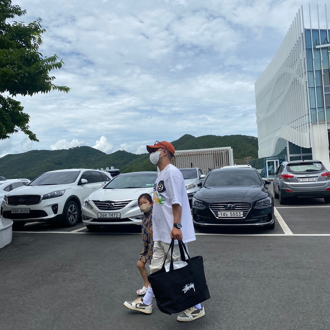 Jordan 1 x Travis Scott Retro Low OG SP Sail and Ridgerock, Nike x Drake Nocta Golf Pants Sail - US/EU 착용 스타일 - 1