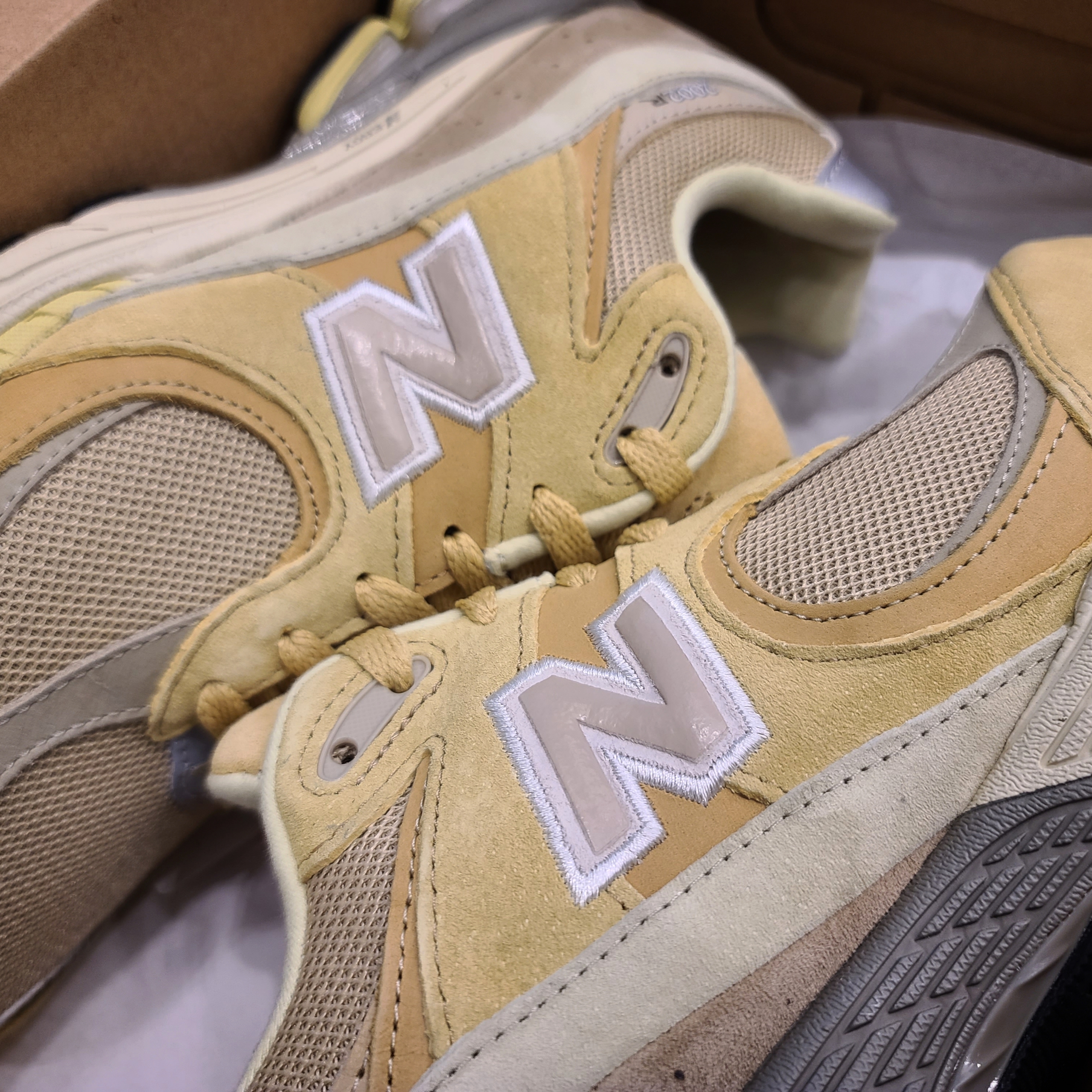 New Balance x Auralee 2002R Yellow Beige 착용 스타일 - 3