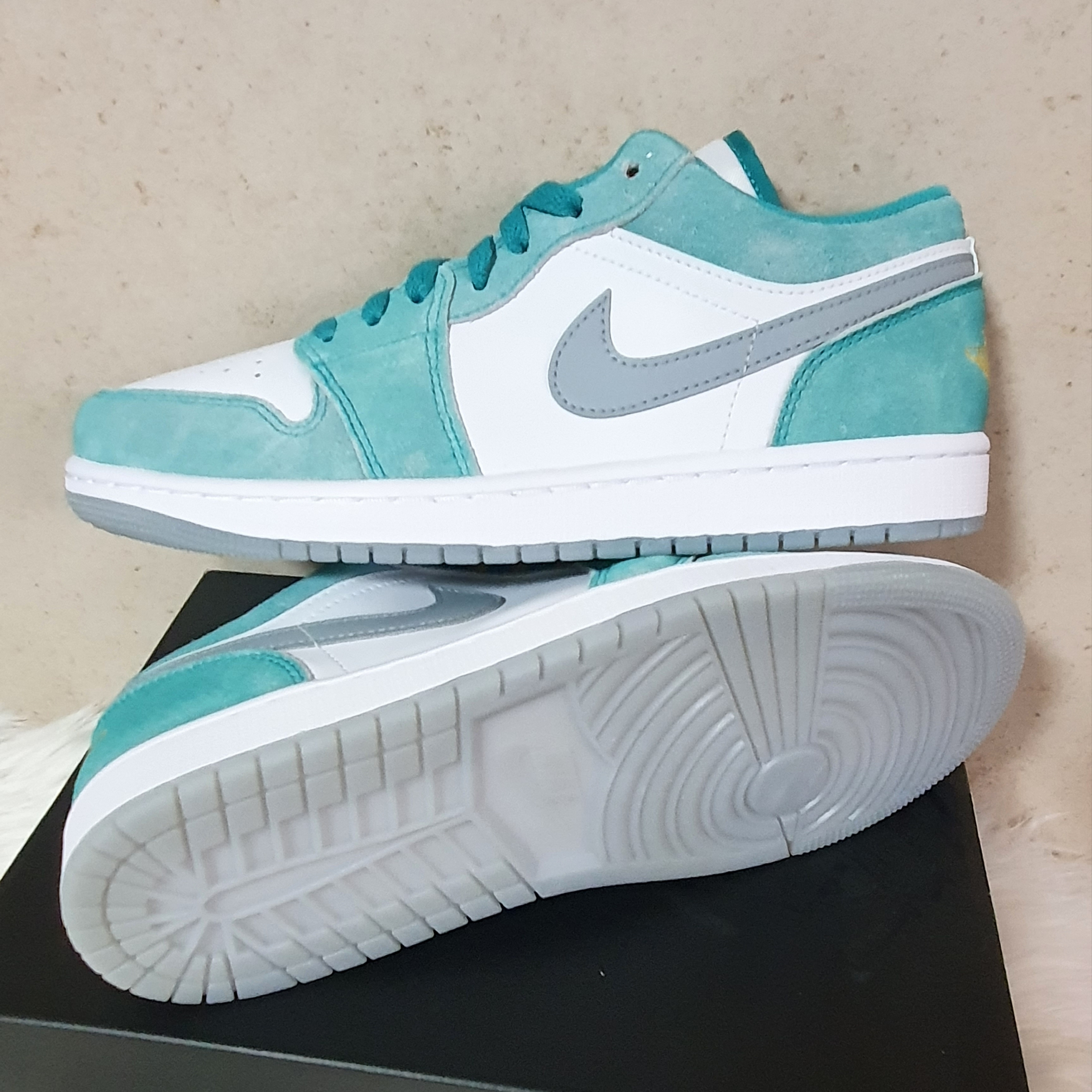 Jordan 1 Low SE New Emerald 착용 스타일 - 4