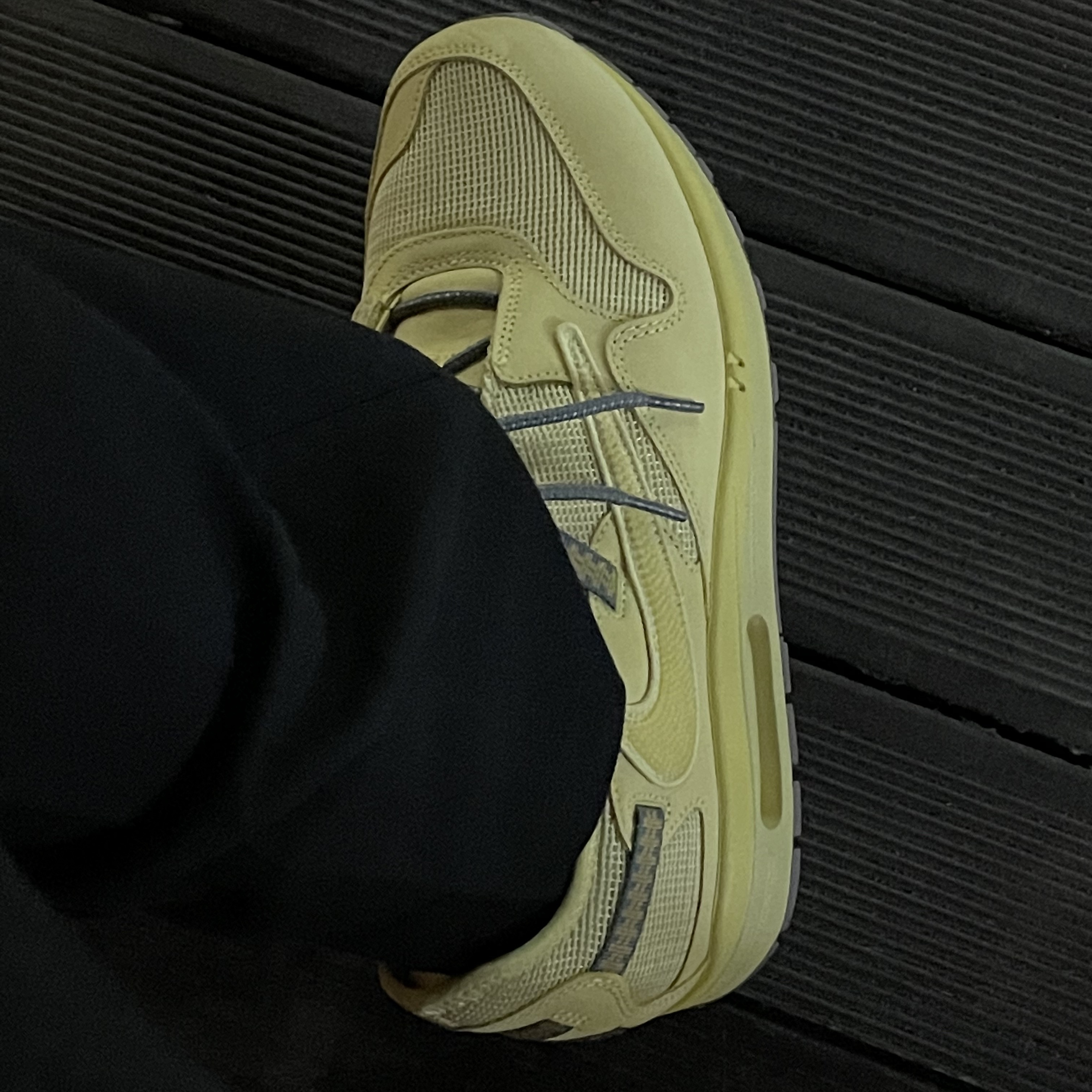 Nike x Travis Scott Air Max 1 Cact.us Gold 착용 스타일