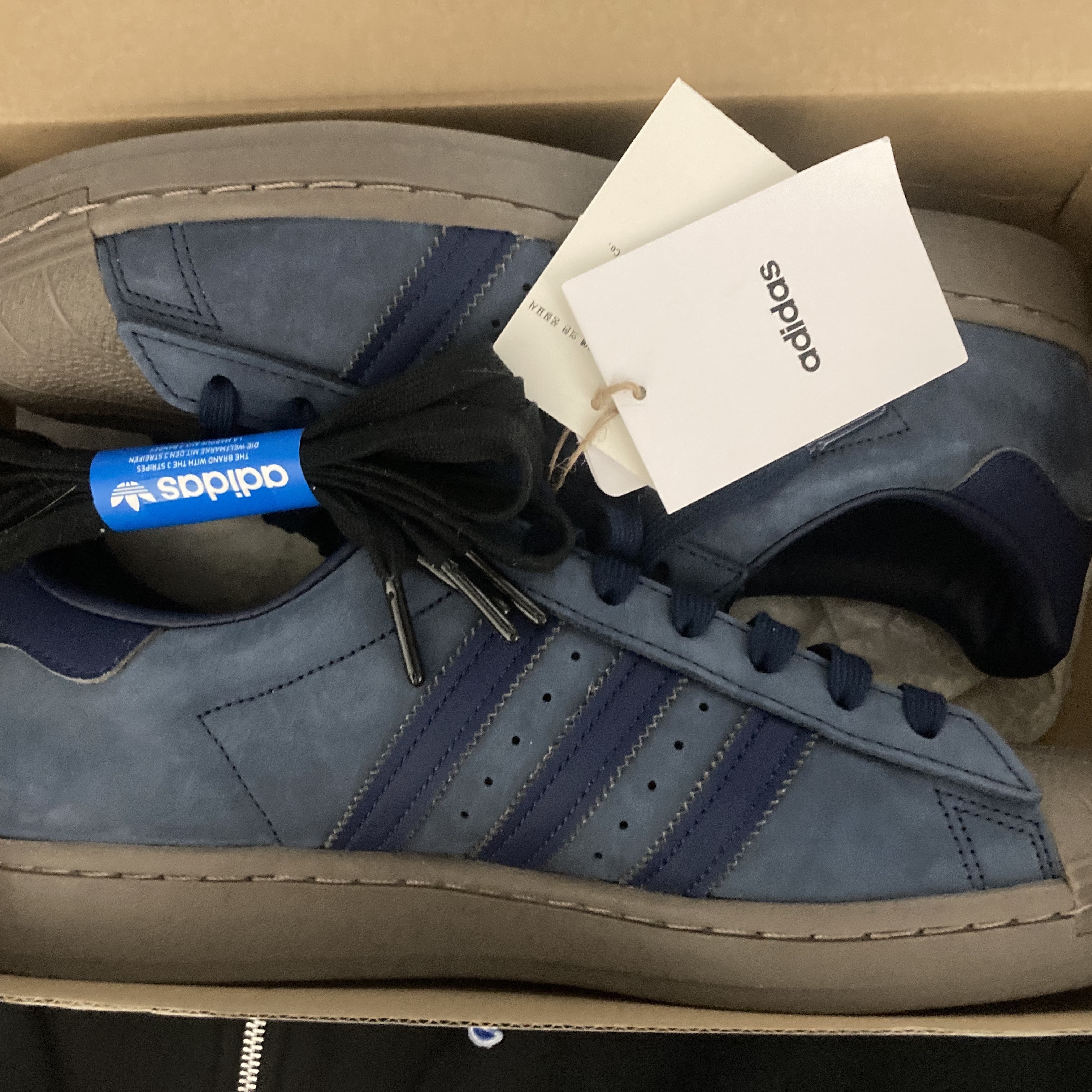 Adidas Superstar Dark Navy 착용 스타일