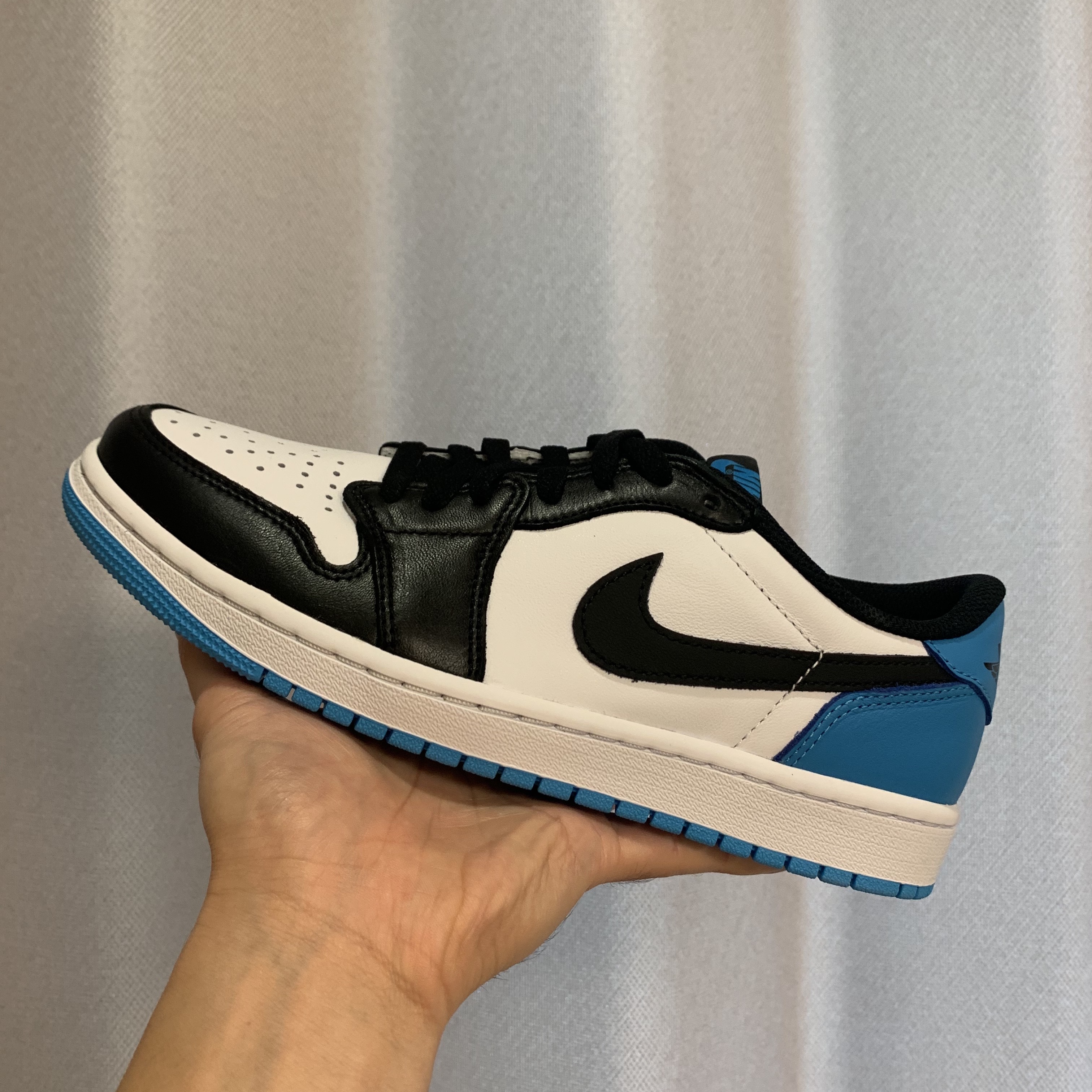 Jordan 1 Retro Low OG Black and Dark Powder Blue 착용 스타일 - 2
