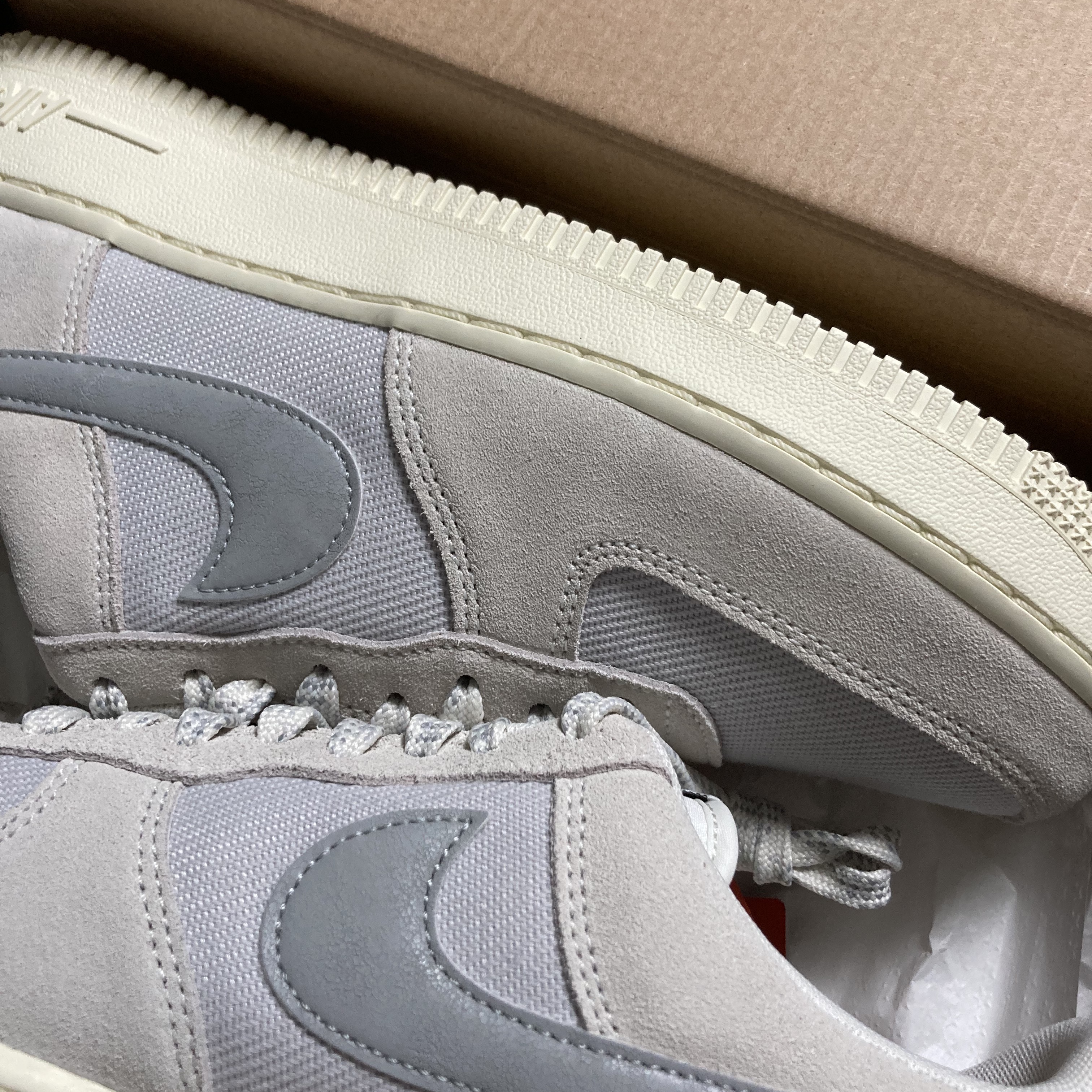 Nike Air Force 1 '07 LV8 Photon Dust and Sail 착용 스타일