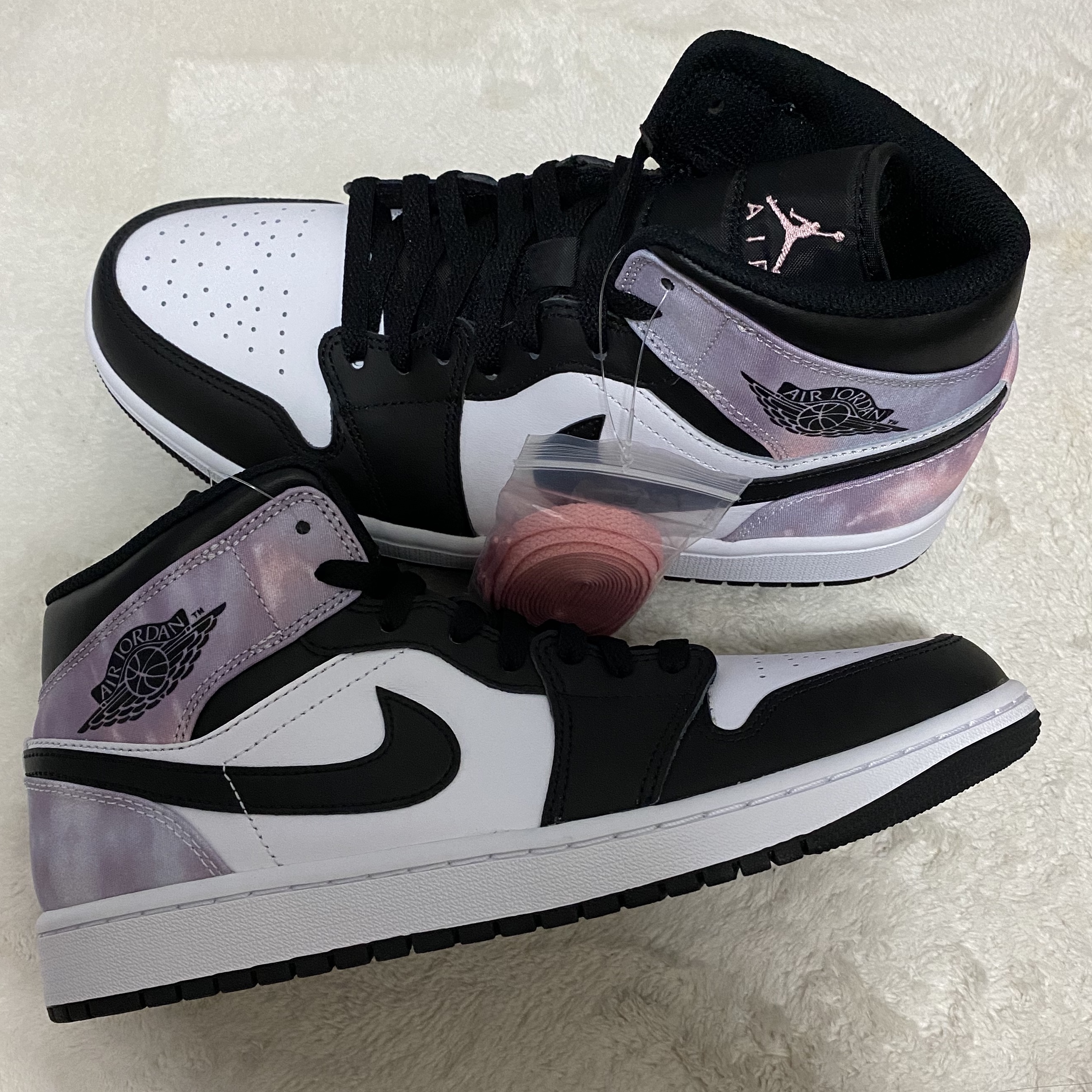 Jordan 1 Mid White Black Tie-Dye 착용 스타일