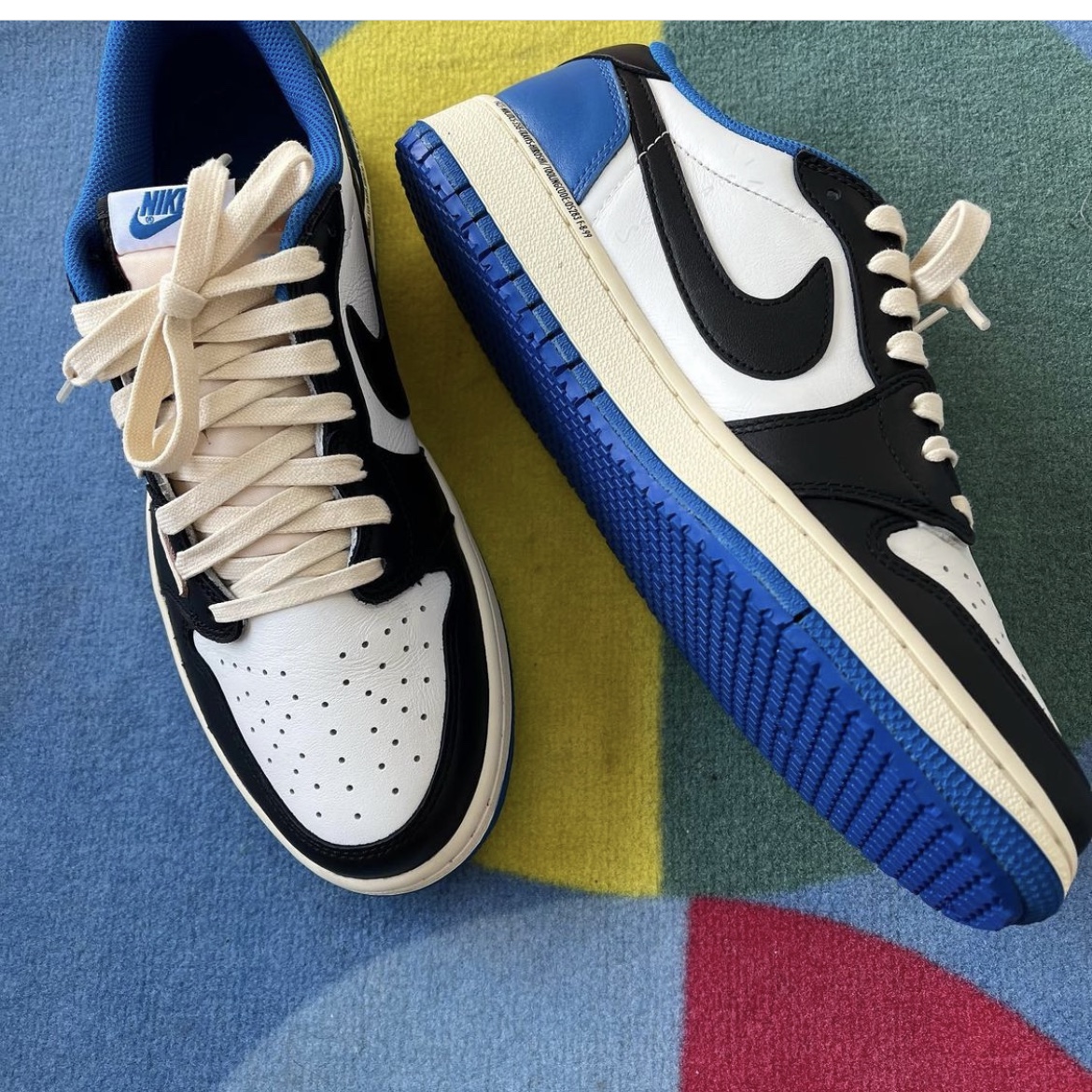 Jordan 1 Retro High OG Black Mocha, Jordan 1 x Travis Scott x Fragment Retro Low OG SP Military Blue 착용 스타일 - 2