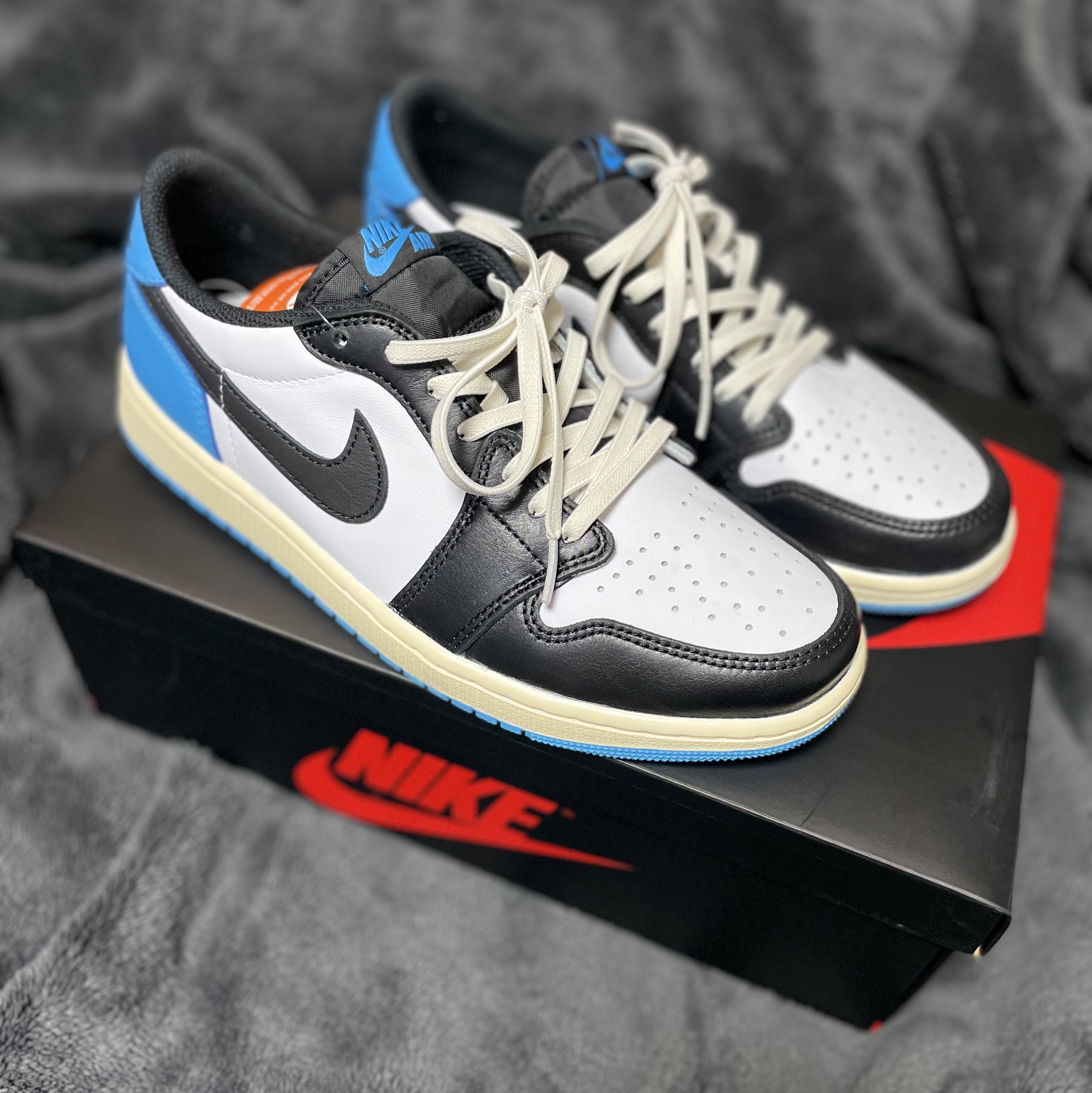 Jordan 1 Retro Low OG Black and Dark Powder Blue 착용 스타일