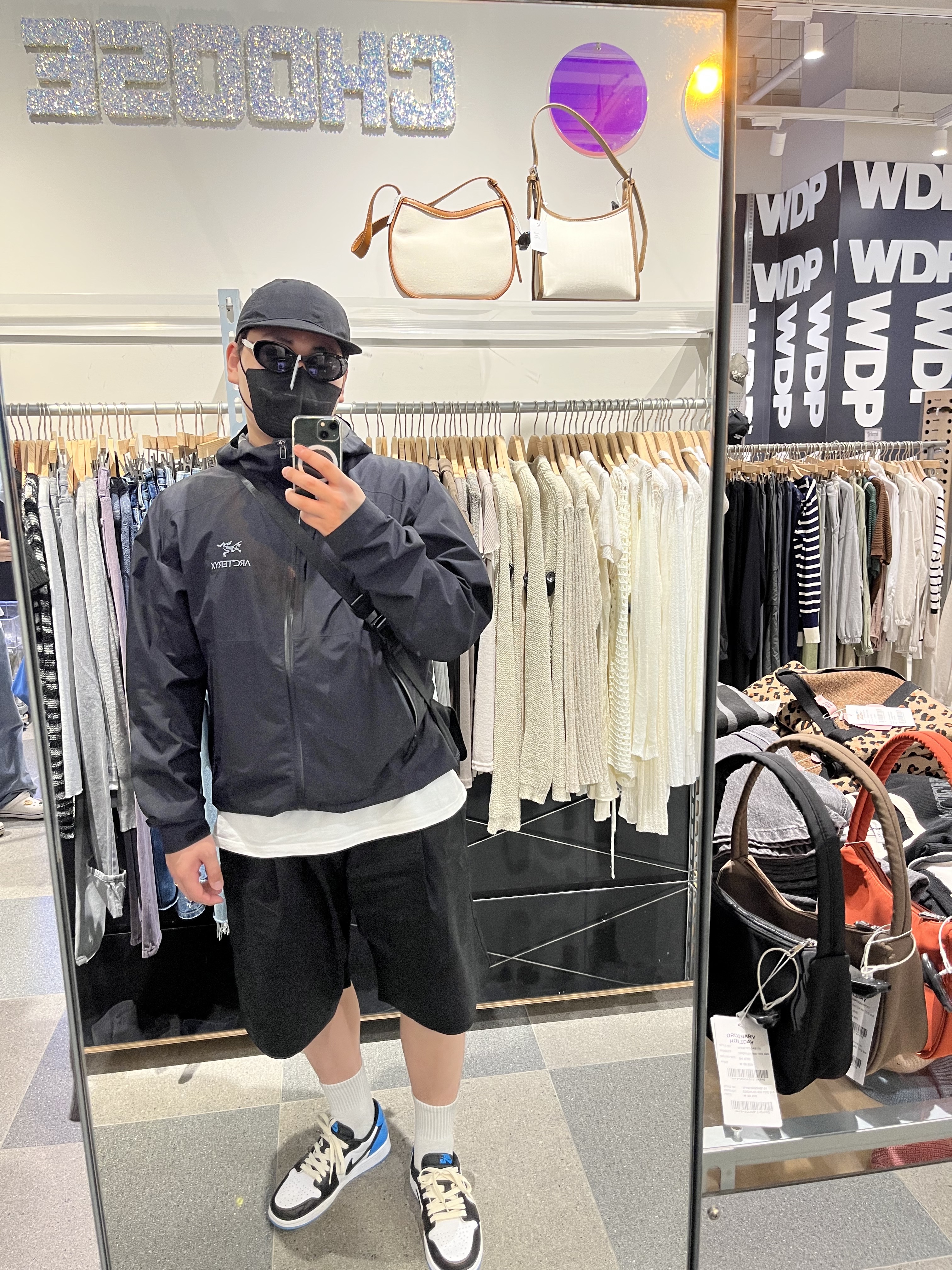 Arc'teryx Zeta SL Jacket Black, Jordan 1 Retro Low OG Black and Dark Powder Blue 착용 스타일