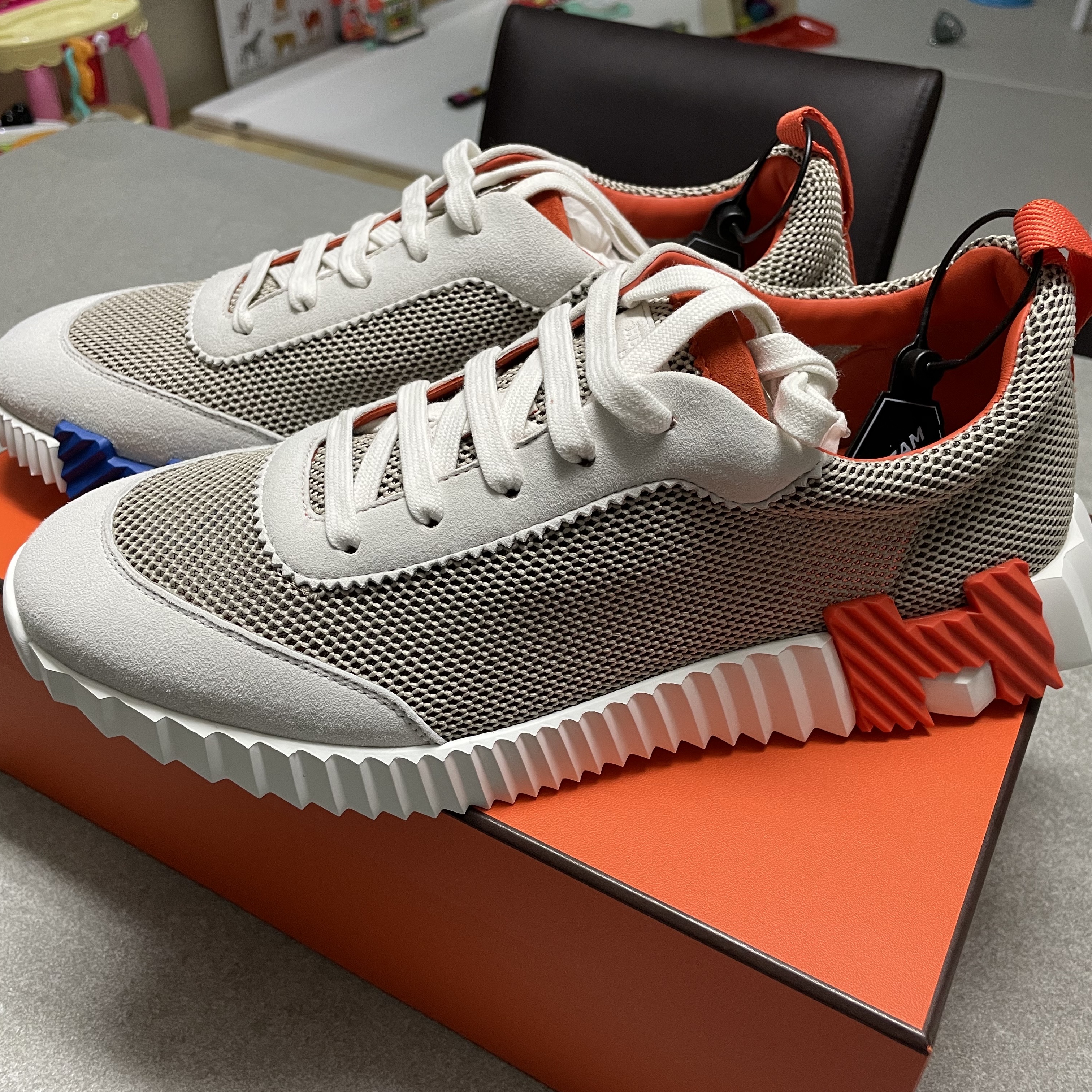 Hermes Bouncing Sneakers Mesh Suede Goatskin & Multicolore Beige 착용 스타일 - 1