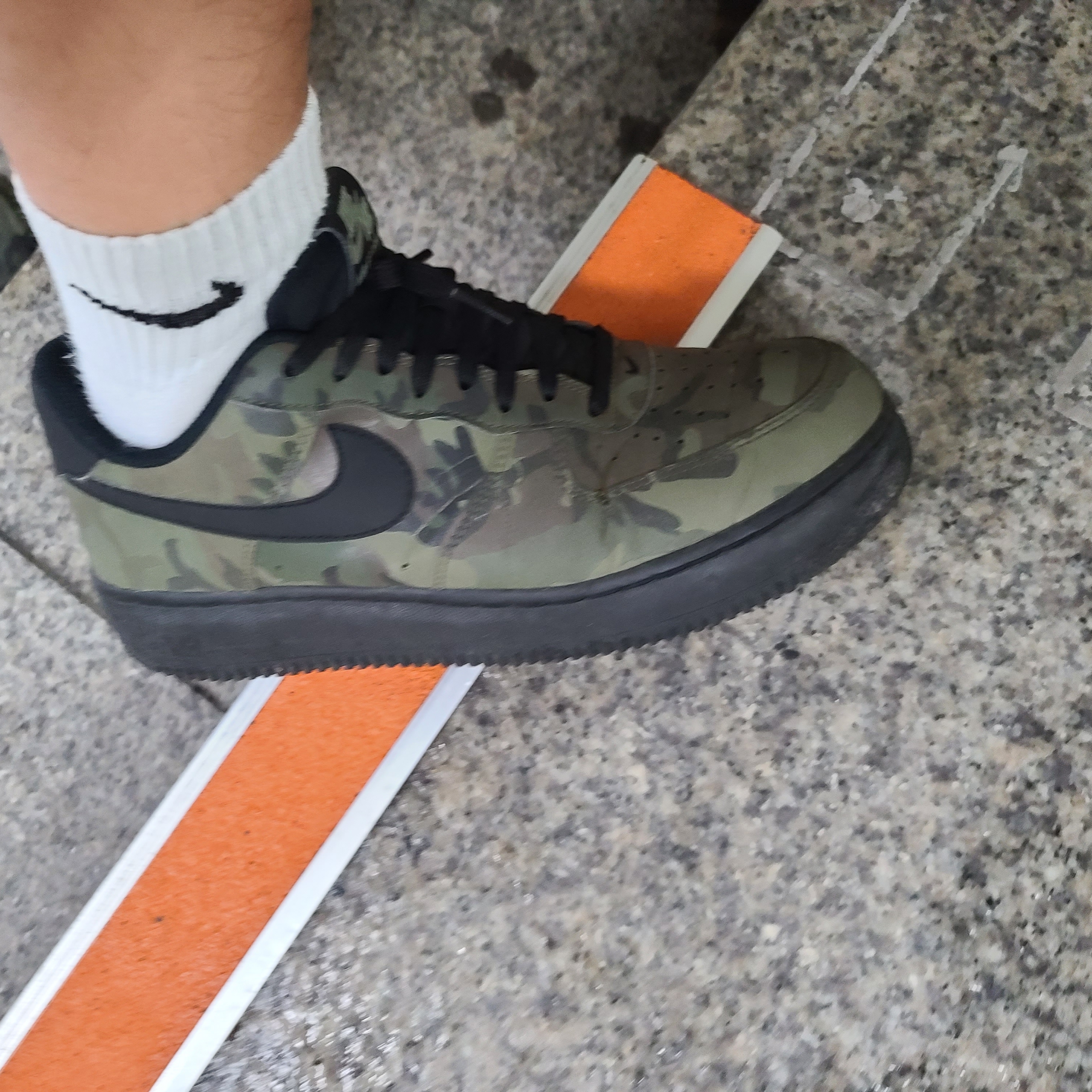 Nike Air Force 1 Low Reflective Woodland Camo 착용 스타일 - 1