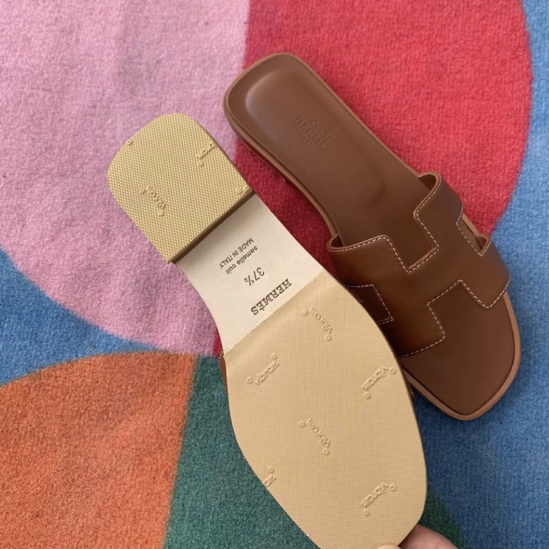 (W) Hermes Oran Sandal Calfskin & Gold Piqures Ecrues 착용 스타일 - 3