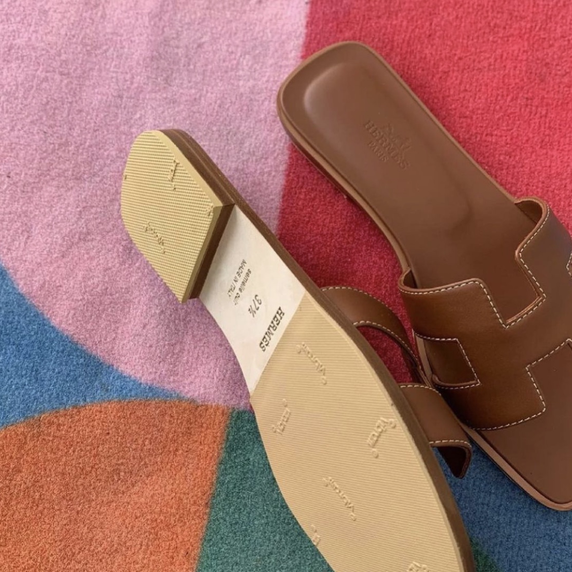 (W) Hermes Oran Sandal Calfskin & Gold Piqures Ecrues 착용 스타일 - 4