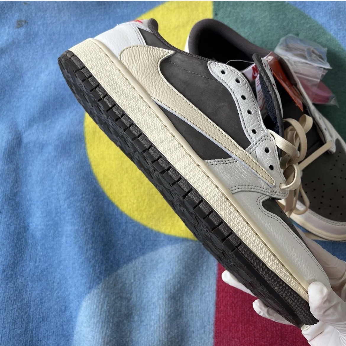 Jordan 1 x Travis Scott Retro Low OG SP Sail and Ridgerock 착용 스타일 - 2