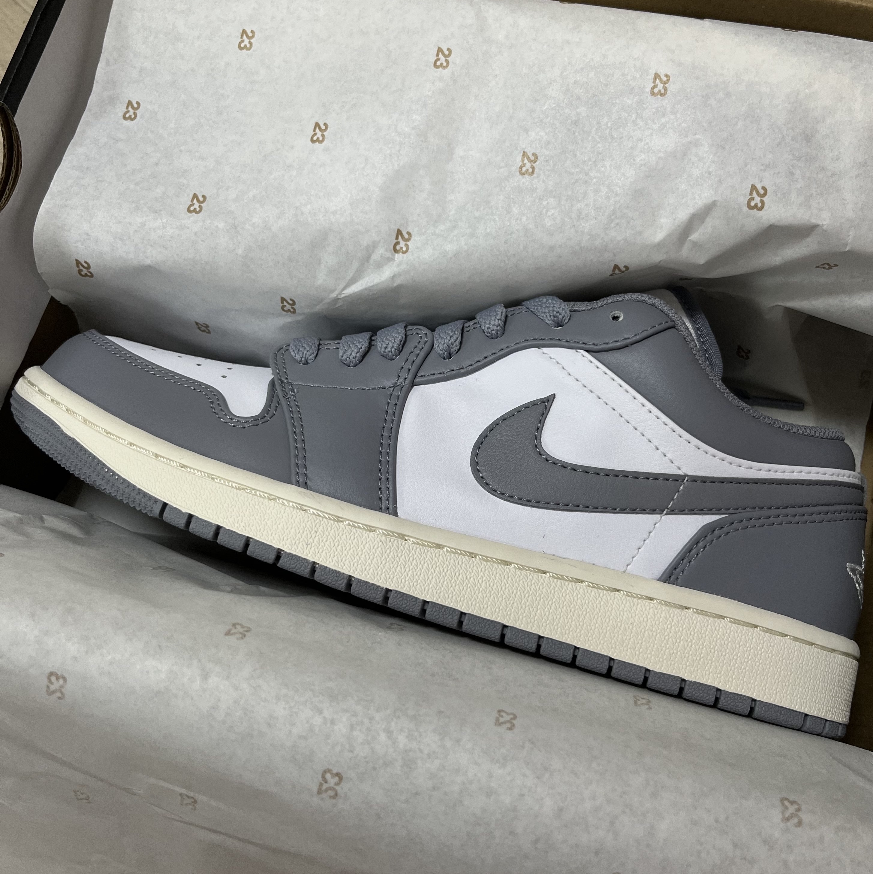 Jordan 1 Low Stealth and White 착용 스타일