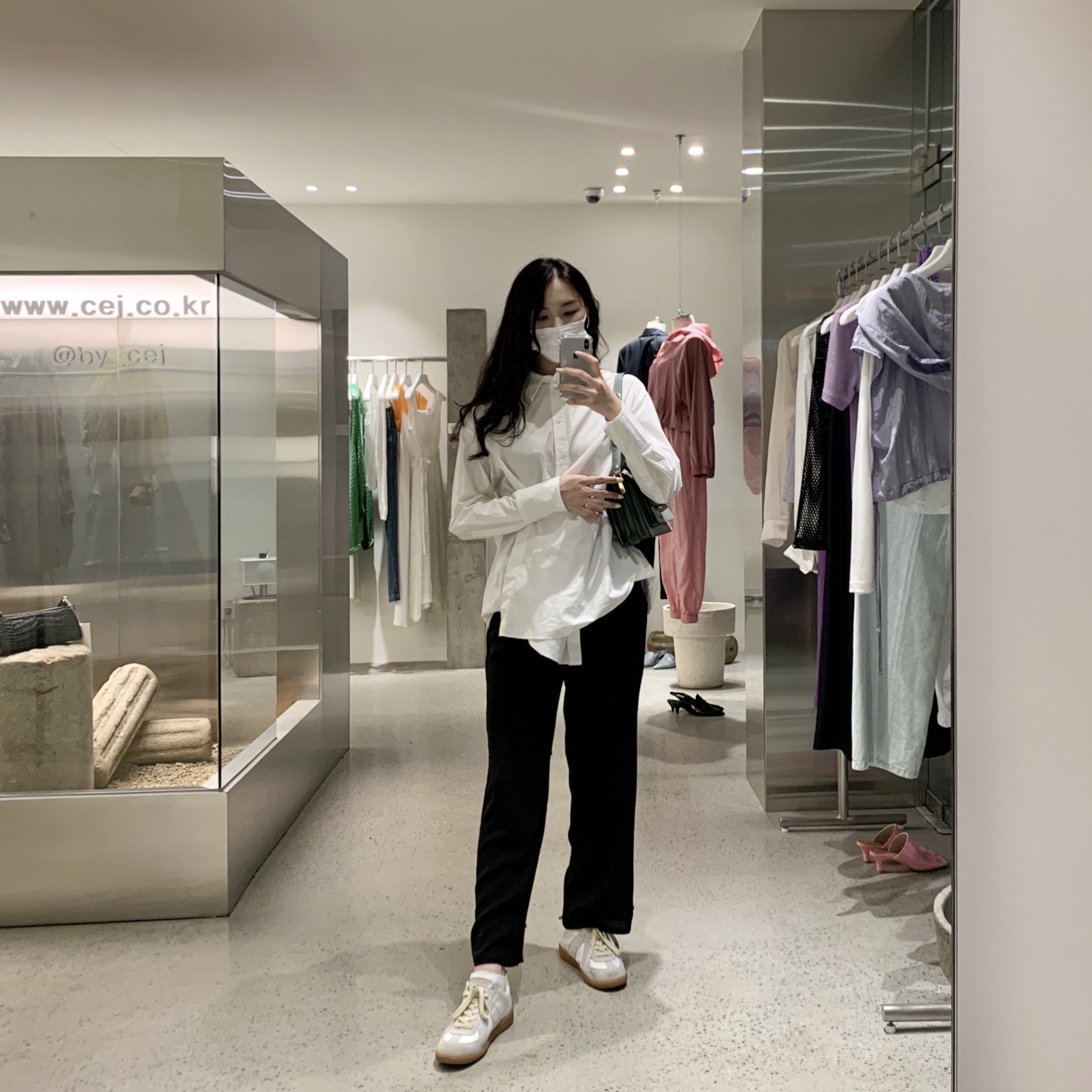 Maison Margiela Calfskin Replica Sneakers, Marni Saffiano Medium Trunk Bag Grey 착용 스타일 - 4