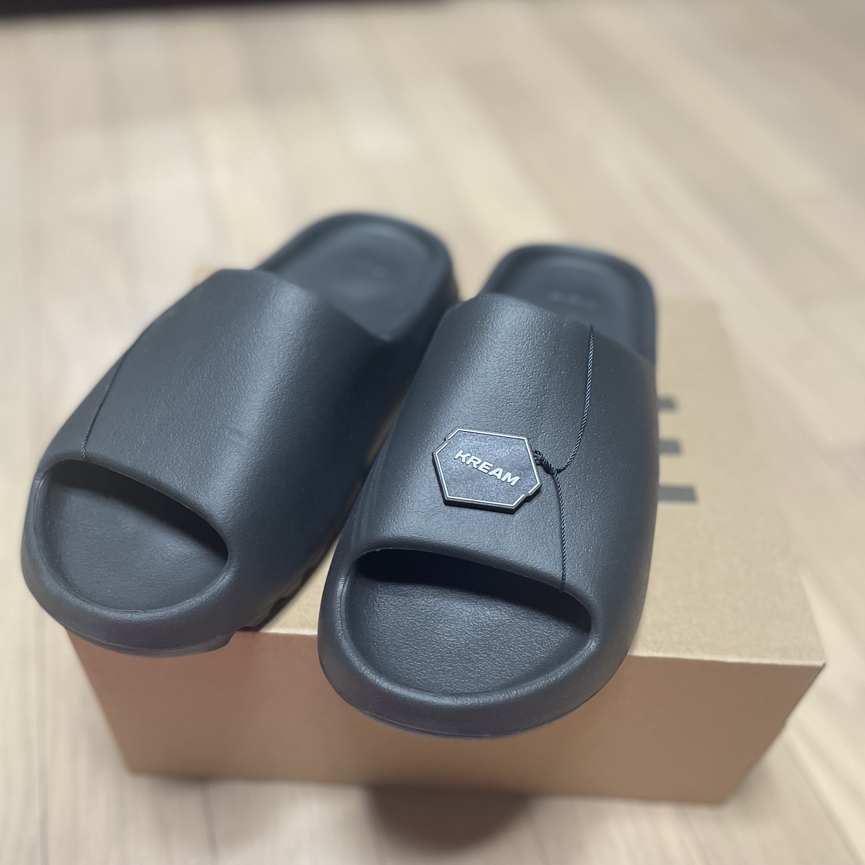 Adidas Yeezy Slide Onyx 착용 스타일