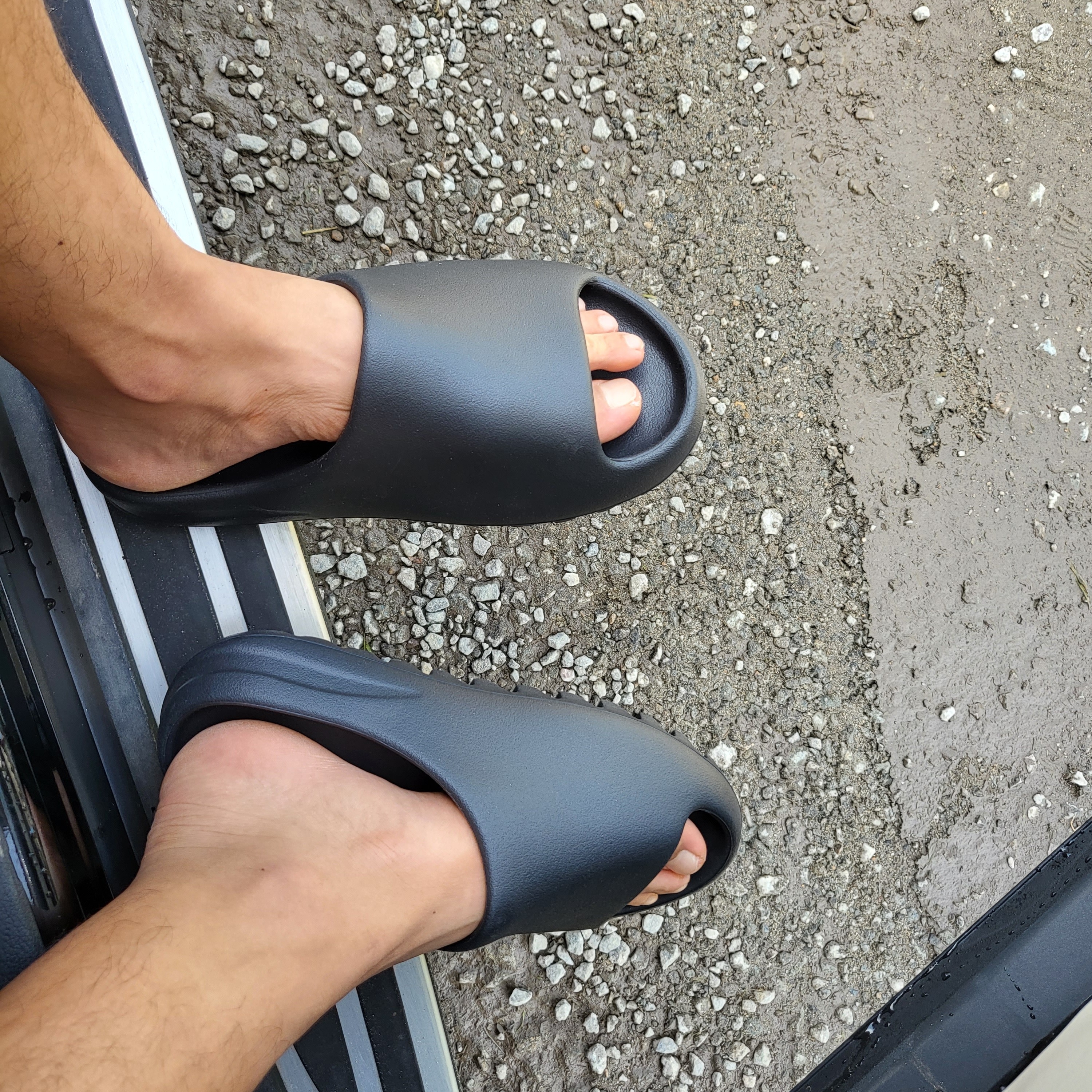 Adidas Yeezy Slide Onyx 착용 스타일 - 1