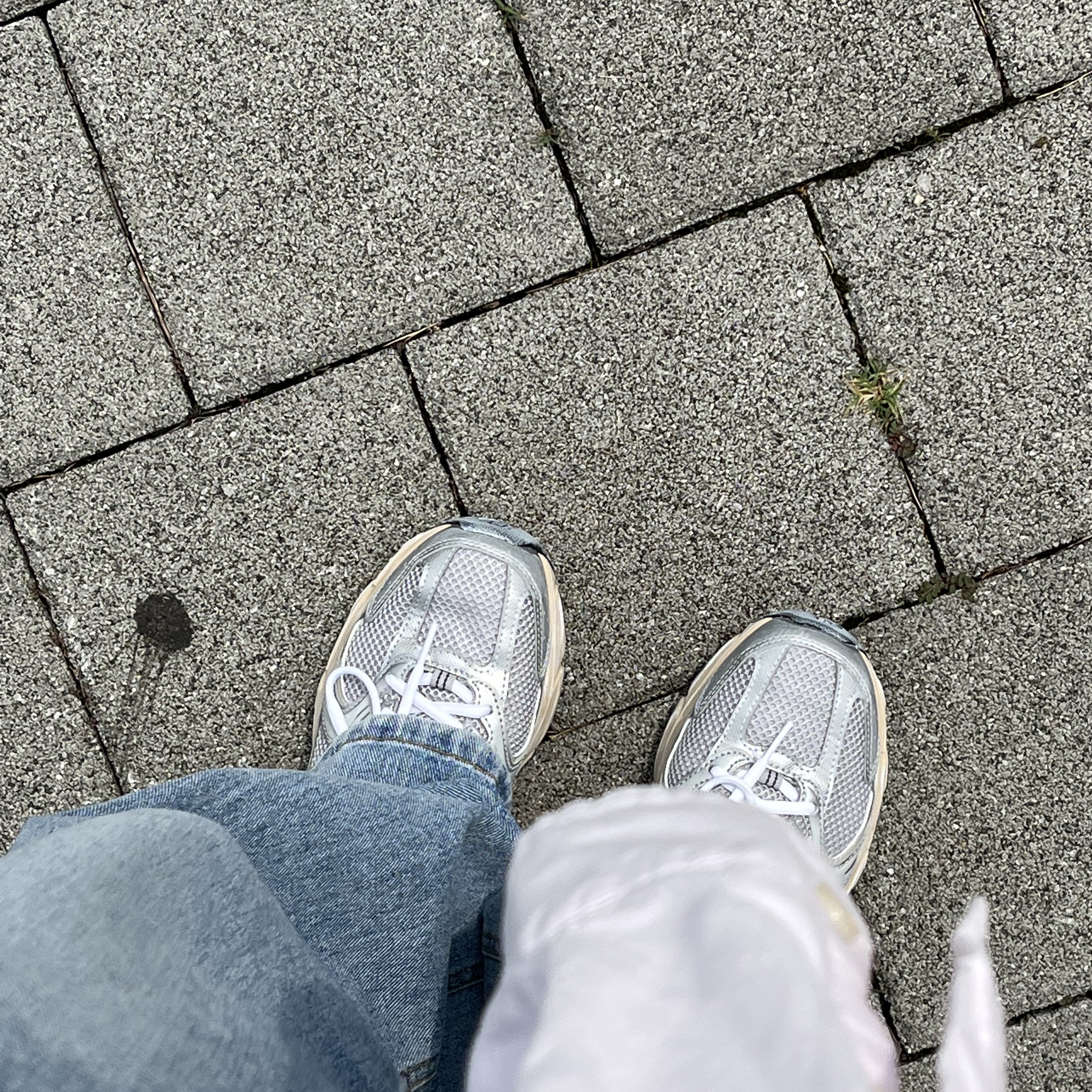 New Balance 530 Vintage Metallic Silver 착용 스타일