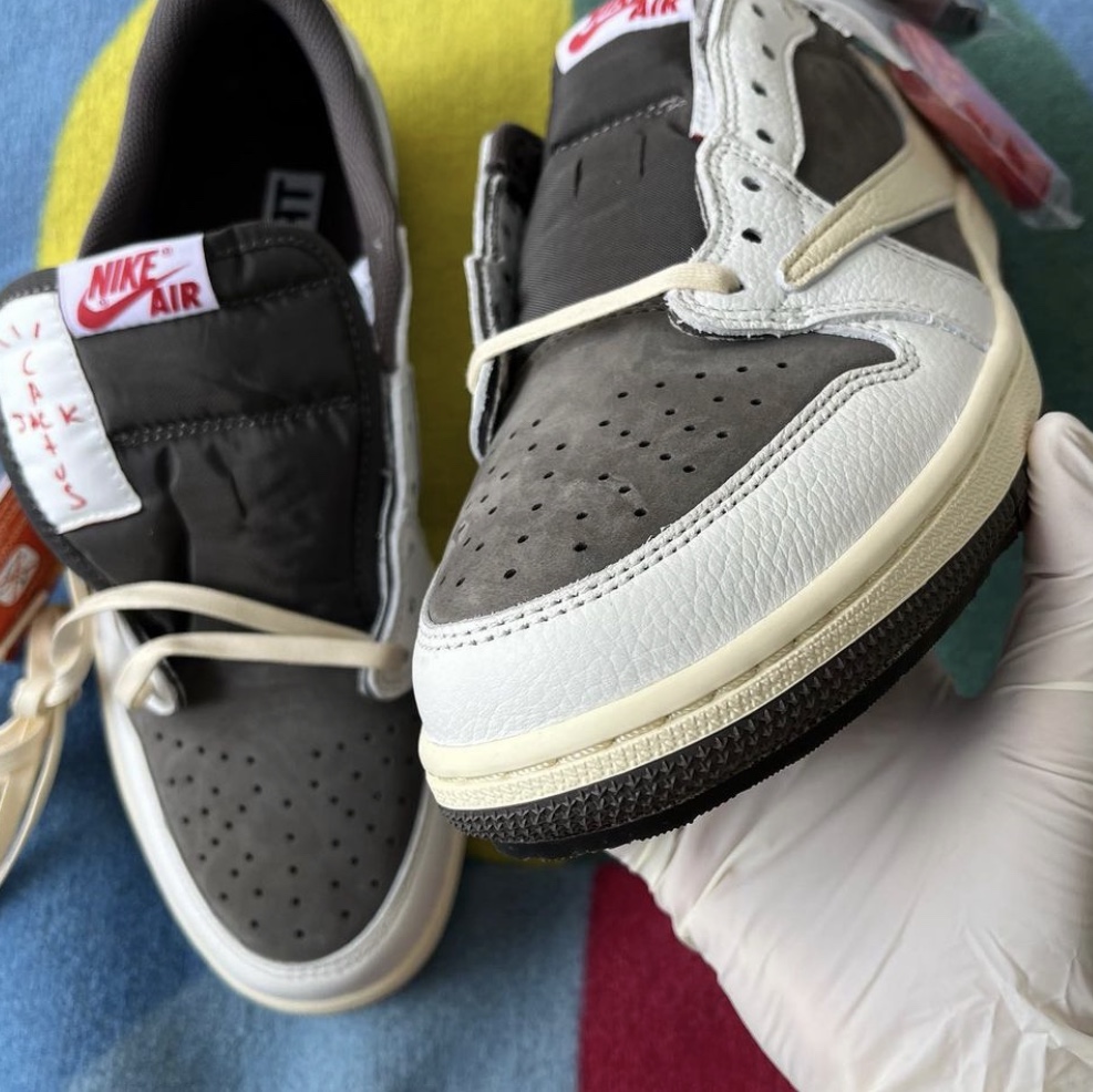 Jordan 1 x Travis Scott Retro Low OG SP Sail and Ridgerock 착용 스타일 - 4