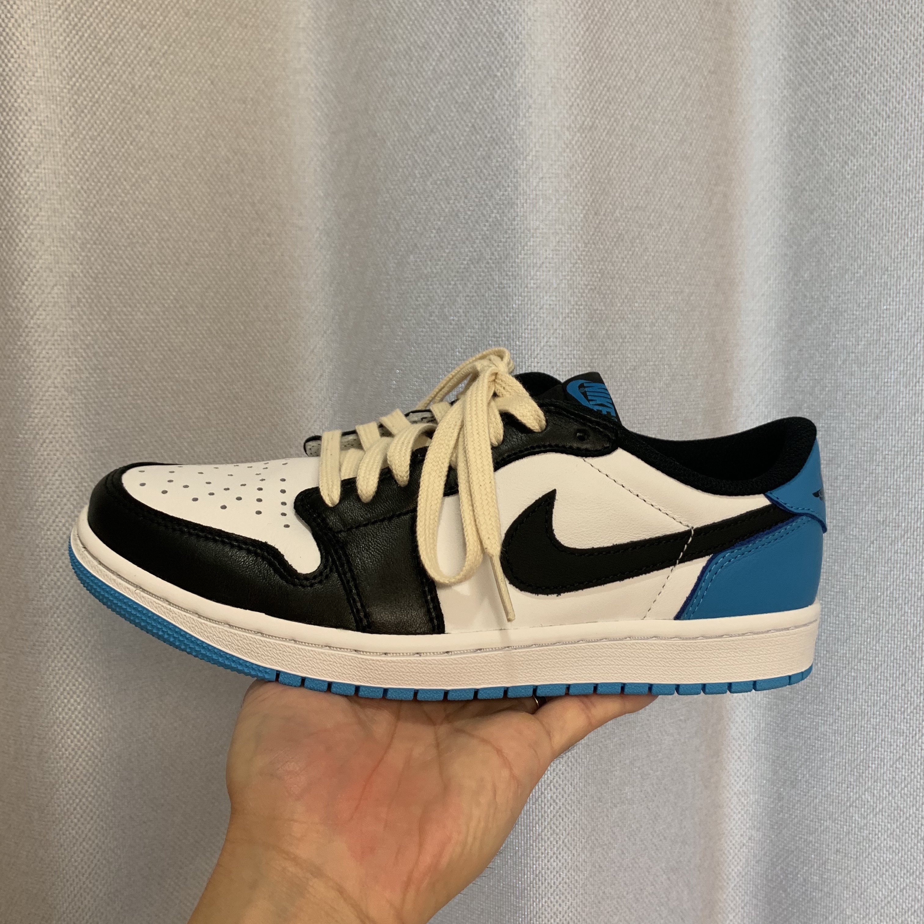 Jordan 1 Retro Low OG Black and Dark Powder Blue 착용 스타일 - 5
