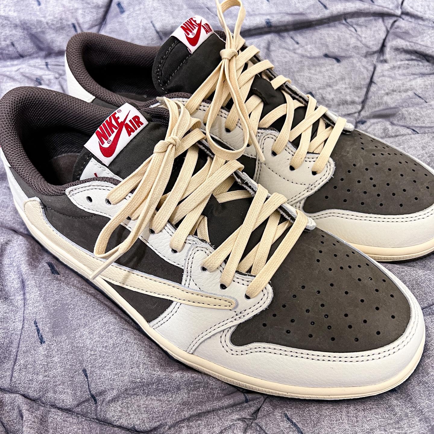 Jordan 1 x Travis Scott Retro Low OG SP Sail and Ridgerock 착용 스타일