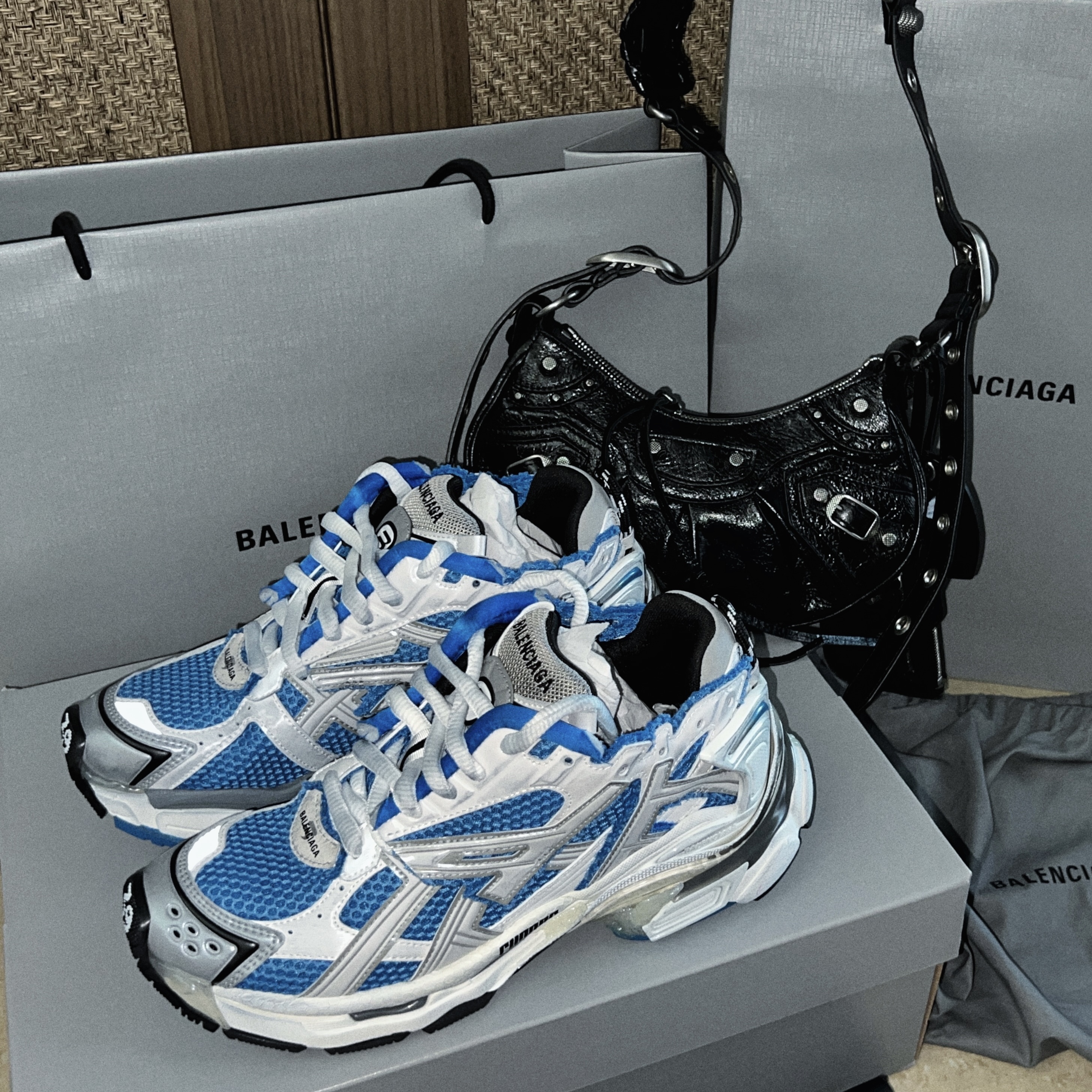 Balenciaga Runner Sneakers Blue White, (W) Balenciaga Runner Sneakers Blue White 착용 스타일 - 1