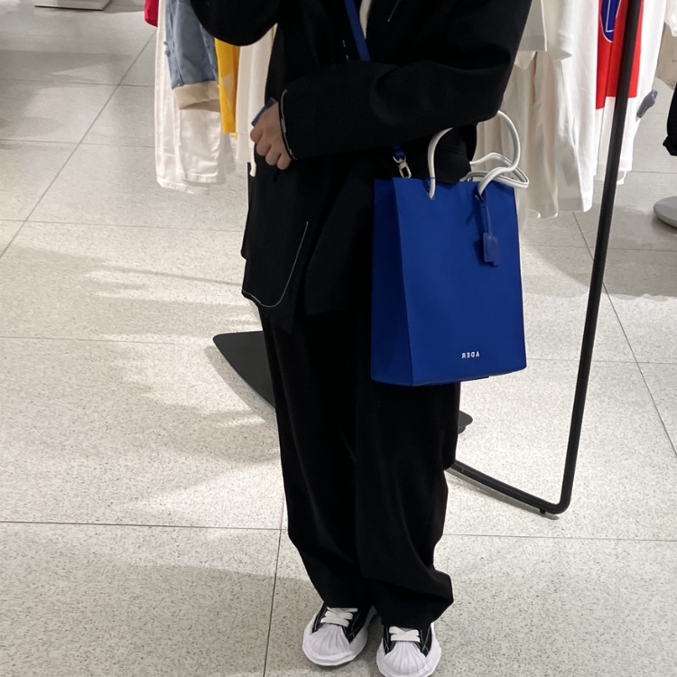 Ader Error Shopper Bag Blue, Maison Mihara Yasuhiro Blakey OG Sole Canvas Low-top Sneakers Black White 착용 스타일