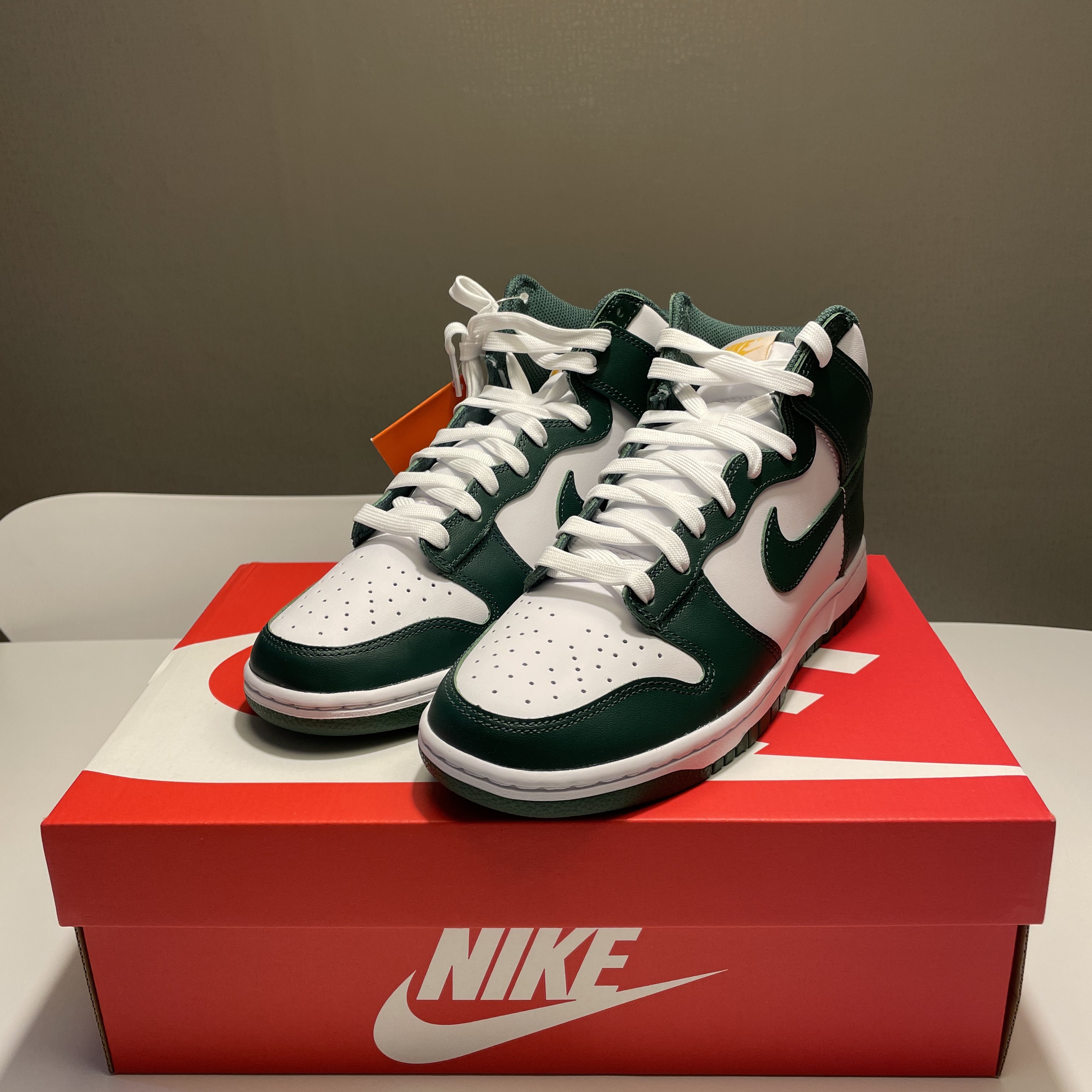 Nike Dunk High Retro Noble Green 착용 스타일 - 2