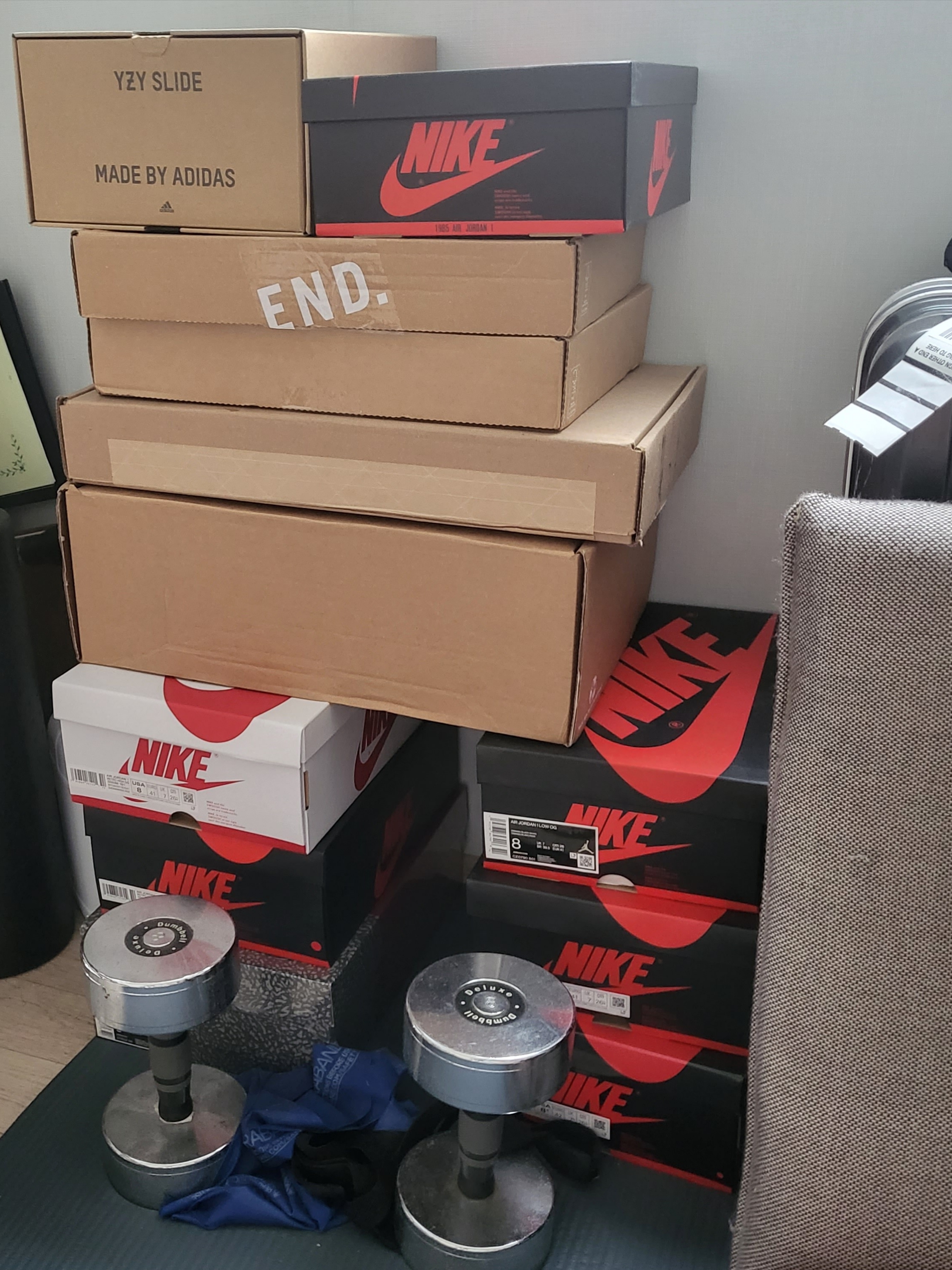 Adidas Yeezy Slide Glow Green 2022/2023, (W) Jordan 1 Retro Low OG Black and Dark Powder Blue 착용 스타일