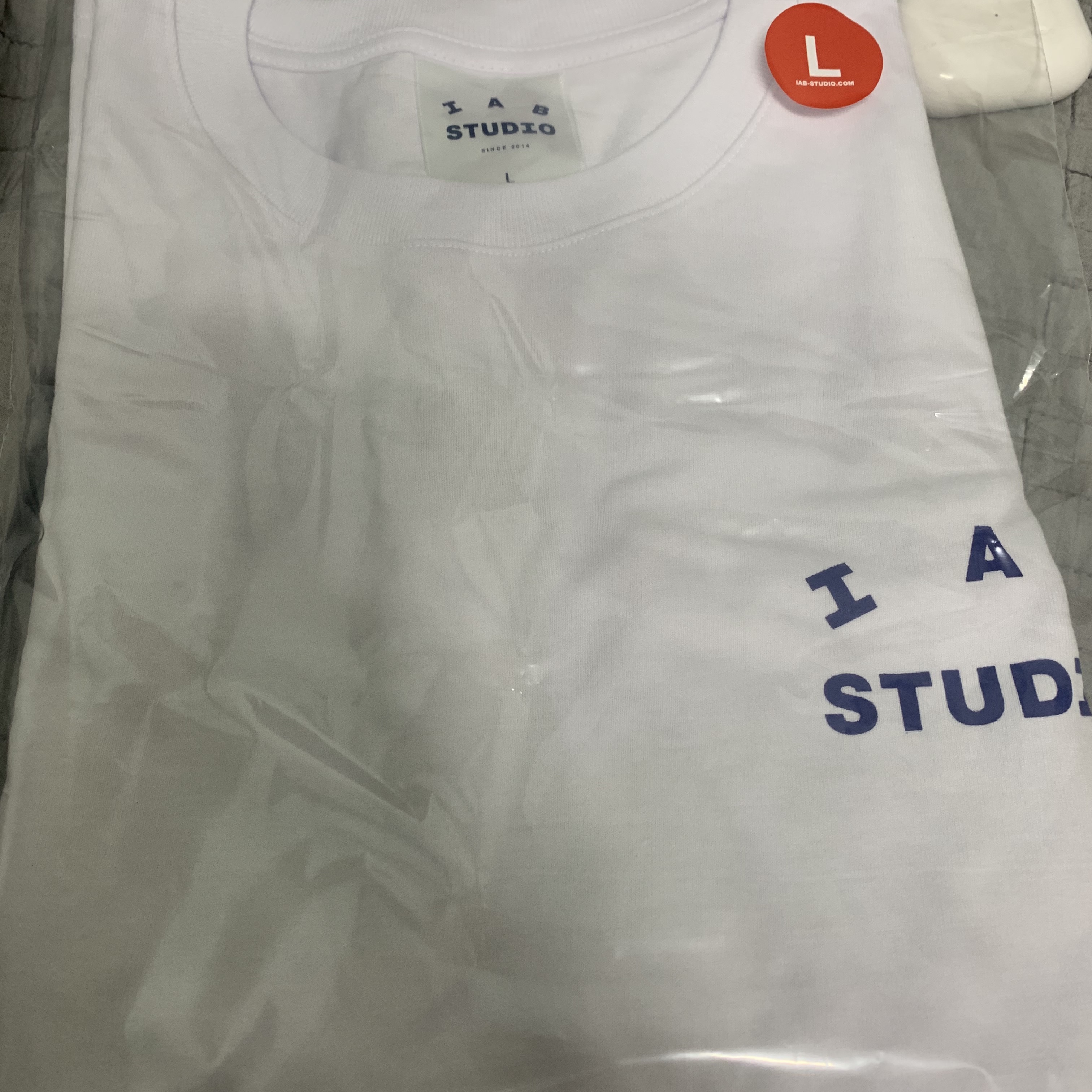 IAB Studio T-Shirt White Navy - 22FW 착용 스타일