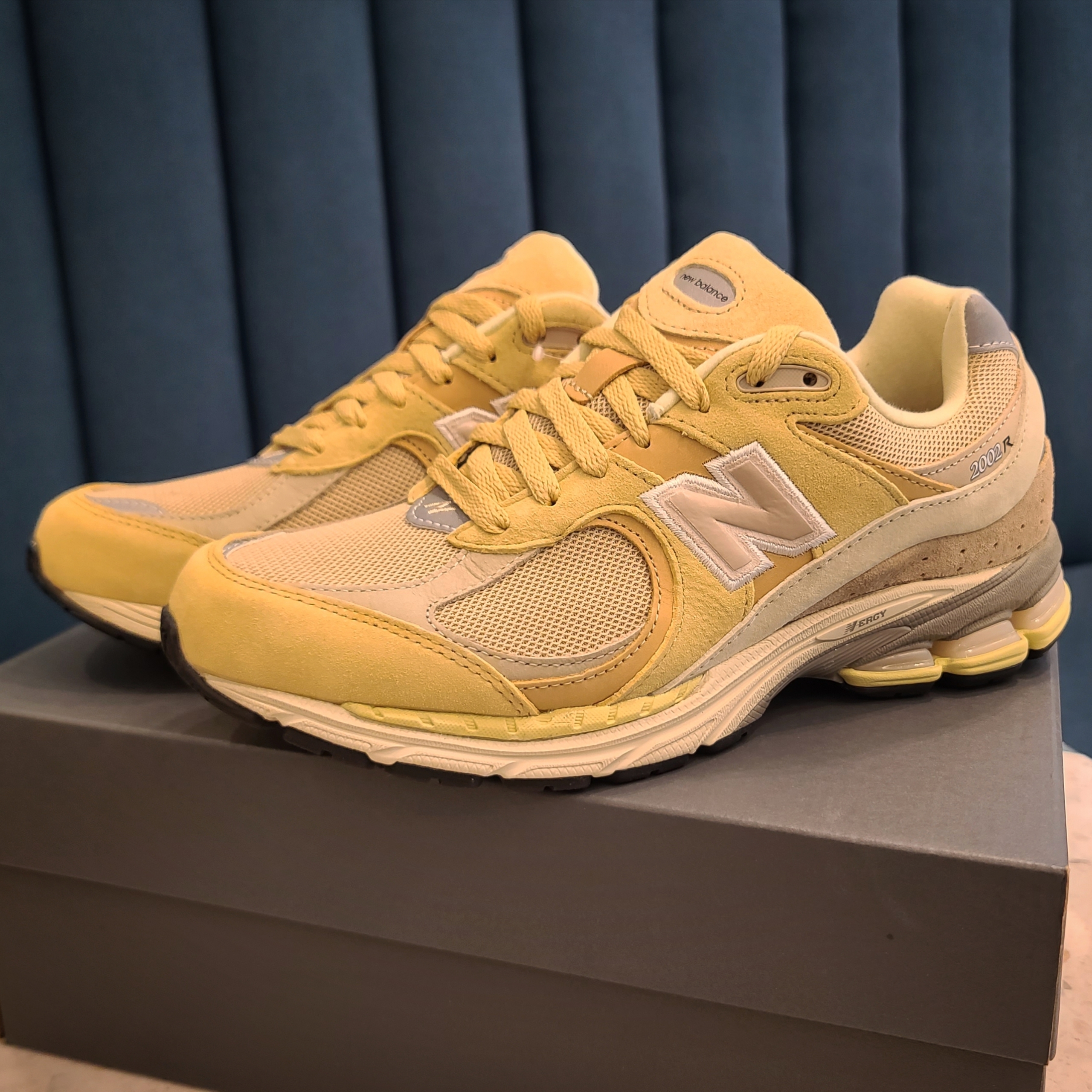 New Balance x Auralee 2002R Yellow Beige 착용 스타일 - 1