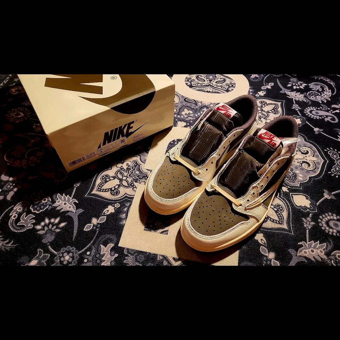 Jordan 1 x Travis Scott Retro Low OG SP Sail and Ridgerock 착용 스타일 - 2