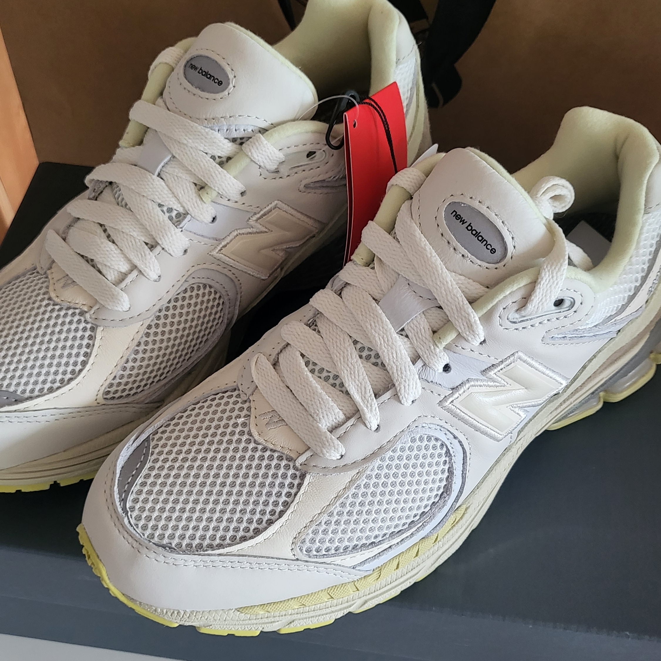 New Balance x Auralee 2002R White 착용 스타일