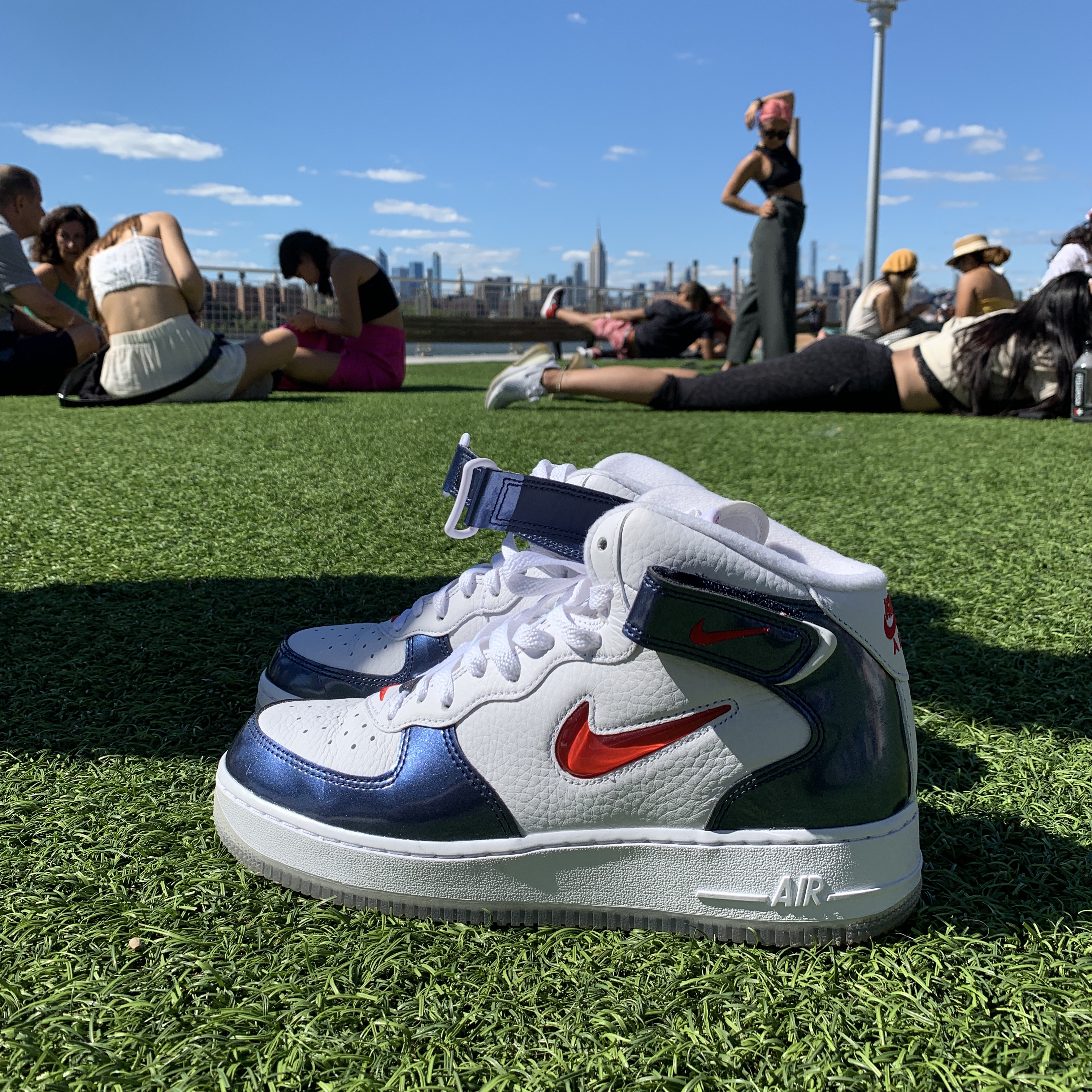 Nike Air Force 1 Mid QS University Red and Midnight Navy 착용 스타일