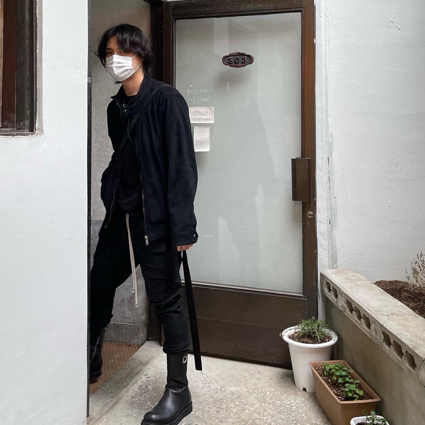 Our Legacy Ladon Leather Keychain Black 착용 스타일 - 2