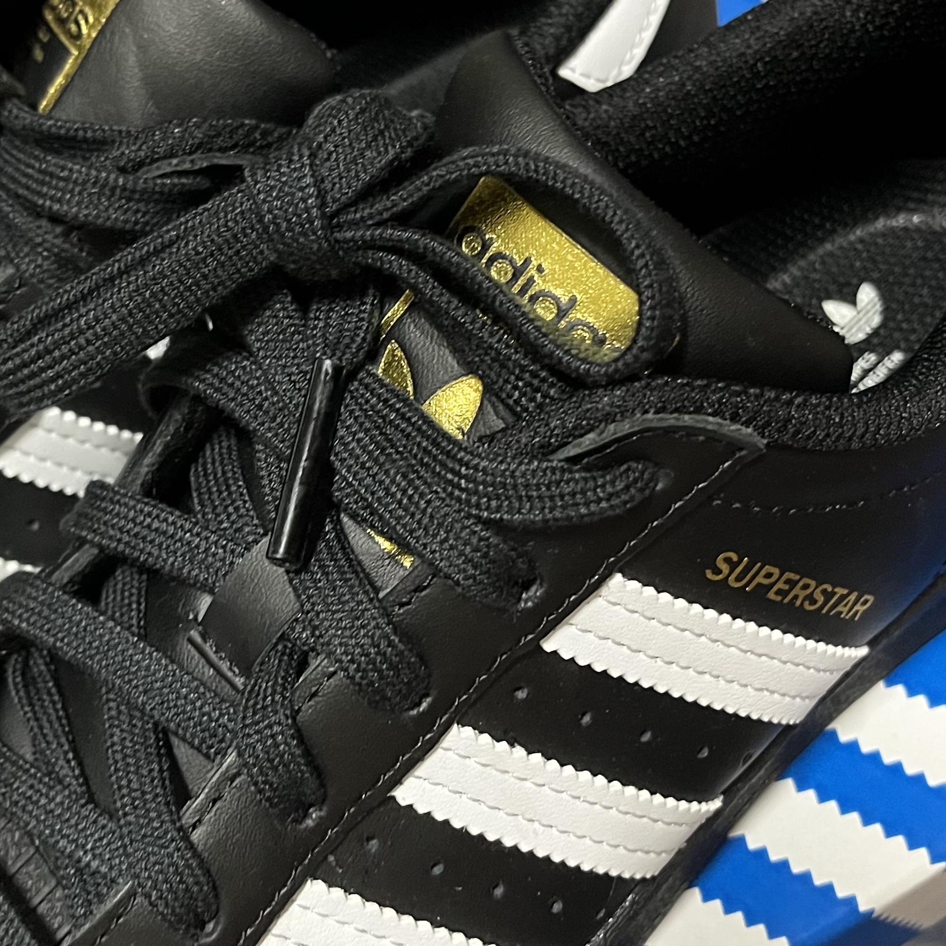 Adidas Superstar Core Black White 착용 스타일 - 4