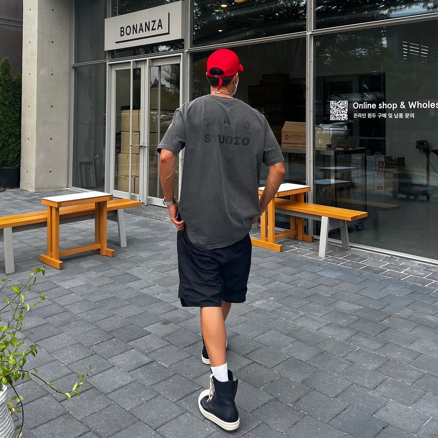 IAB Studio Pigment T-Shirt Black 착용 스타일 - 3