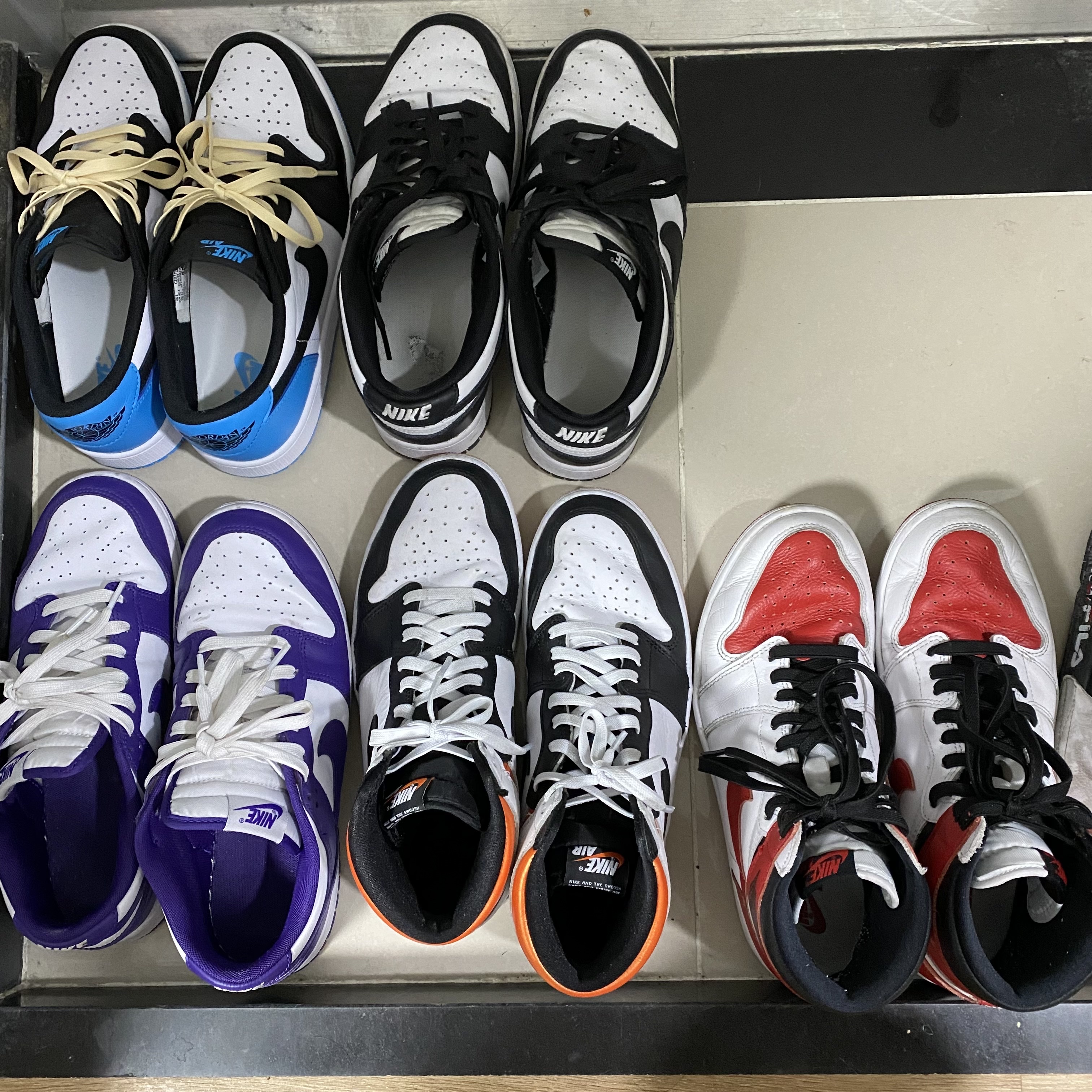 Nike Dunk Low Retro Black, Jordan 1 Retro Low OG Black and Dark Powder Blue 착용 스타일