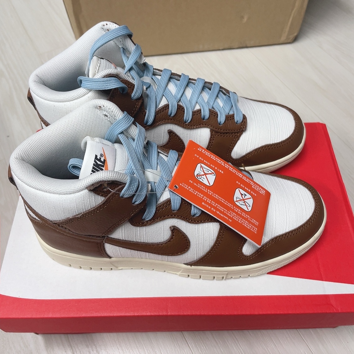 Nike Dunk High PRM Pecan and Sail 착용 스타일