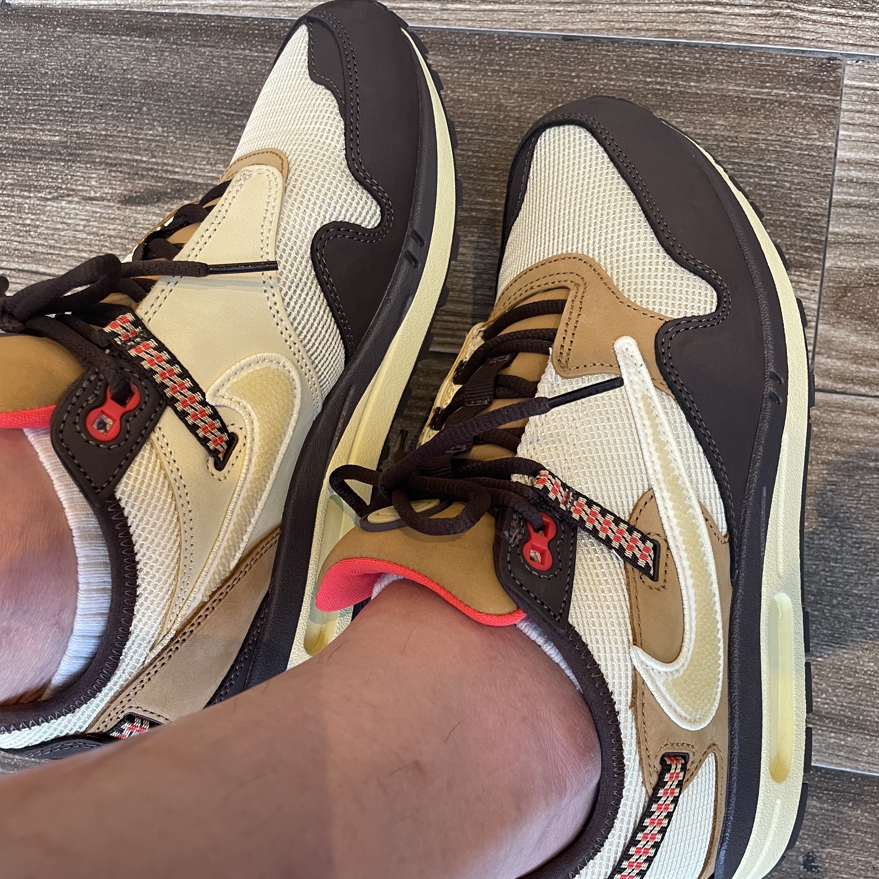 Stussy Fuzzy Dice T-Shirt White, Nike x Travis Scott Air Max 1 Cact.us Brown 착용 스타일 - 3