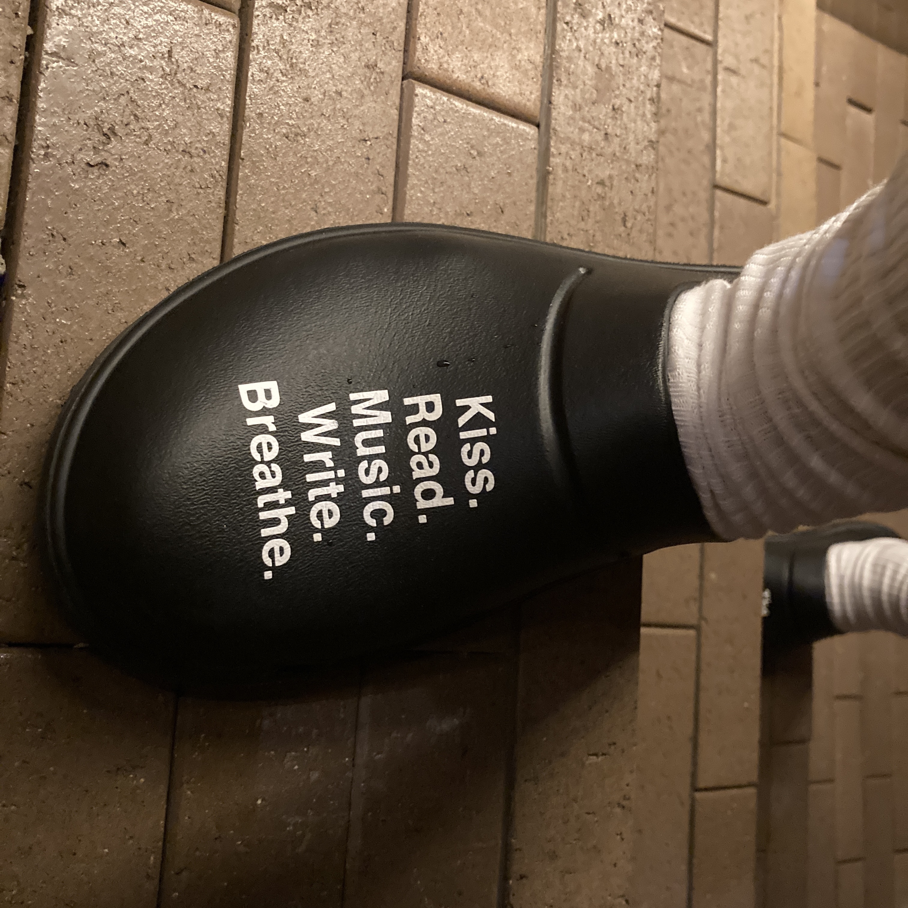 Oofos x Takahiromiyashita The Soloist The Soloist's Way Of Life Clog Black White 착용 스타일