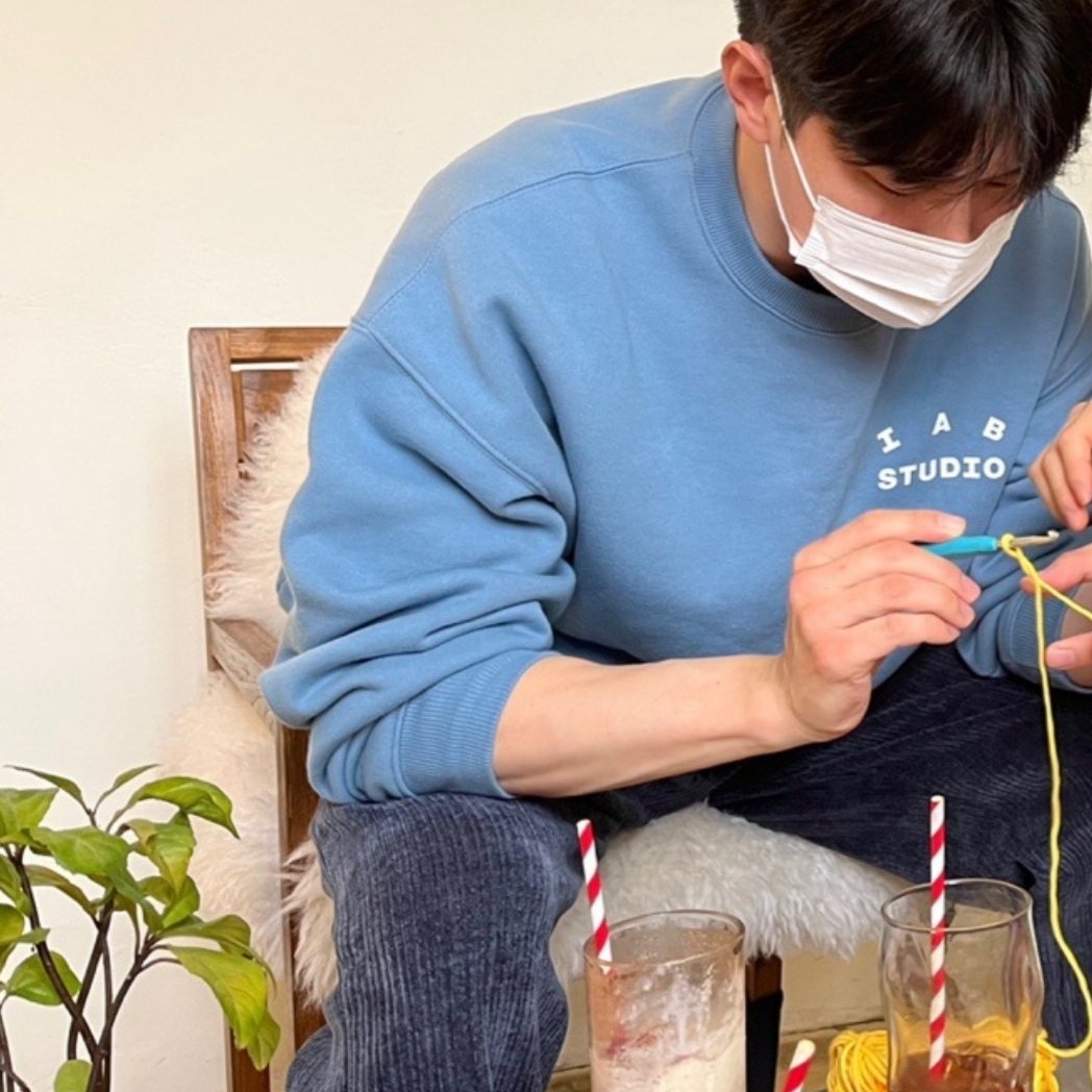 IAB Studio Crewneck Sky Blue 착용 스타일