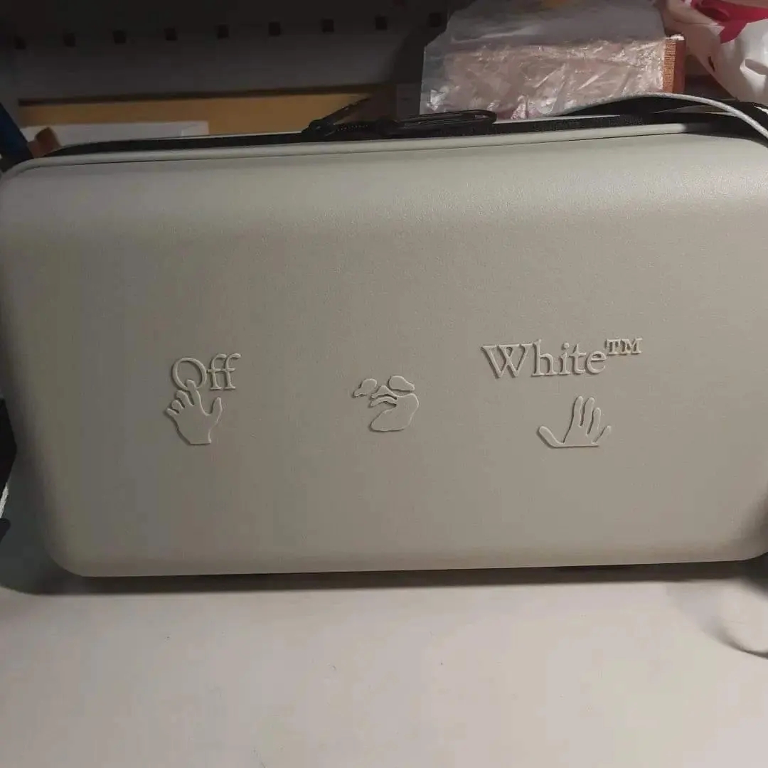 Off-White x Amore Pacific Protection Box (Without Cosmetics) 착용 스타일 - 1