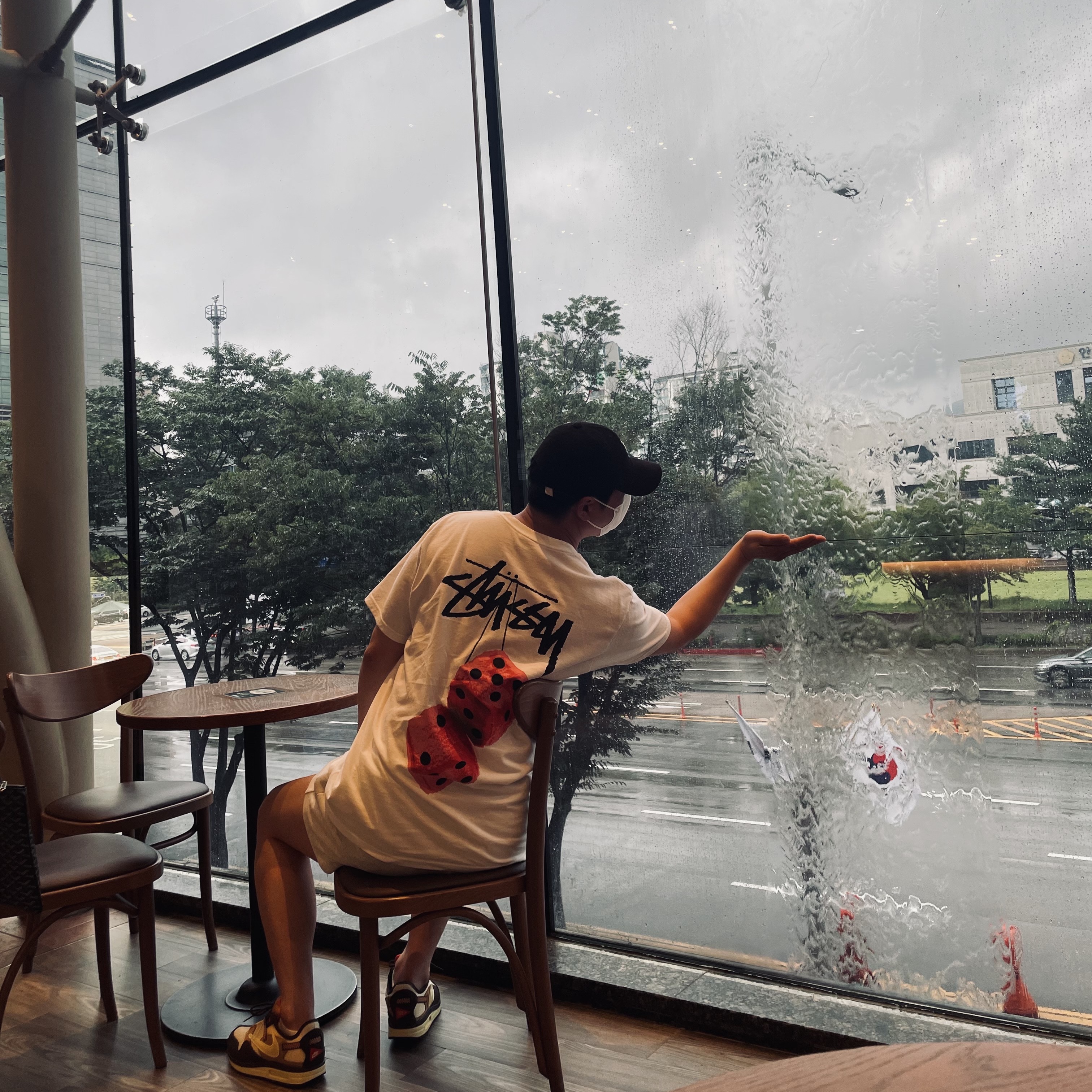Stussy Fuzzy Dice T-Shirt White, Nike x Travis Scott Air Max 1 Cact.us Brown 착용 스타일 - 2