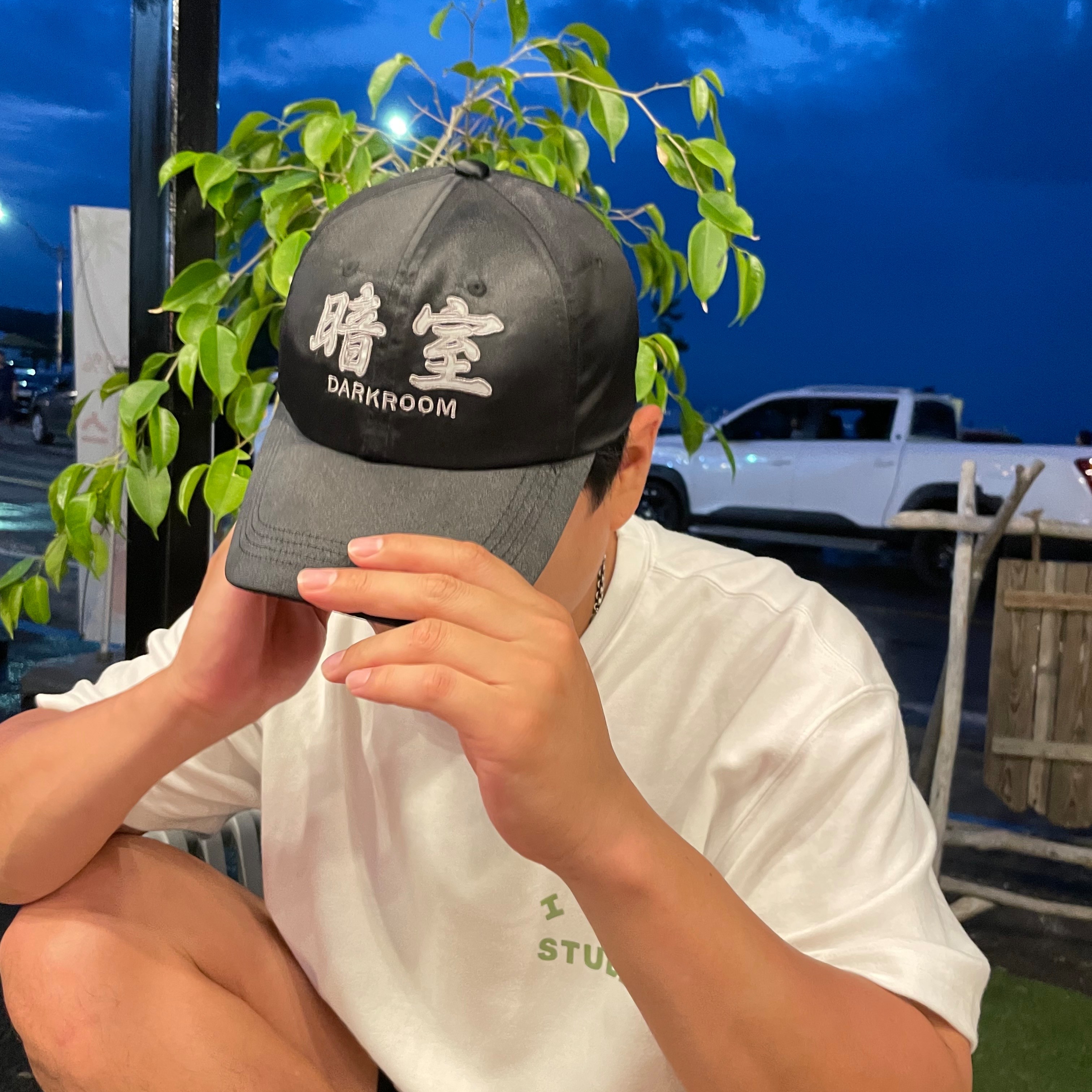IAB Studio T-Shirt White Light Green, Darkr8m Studio x Hardhitters Satin Reflective Logo Cap 착용 스타일 - 1