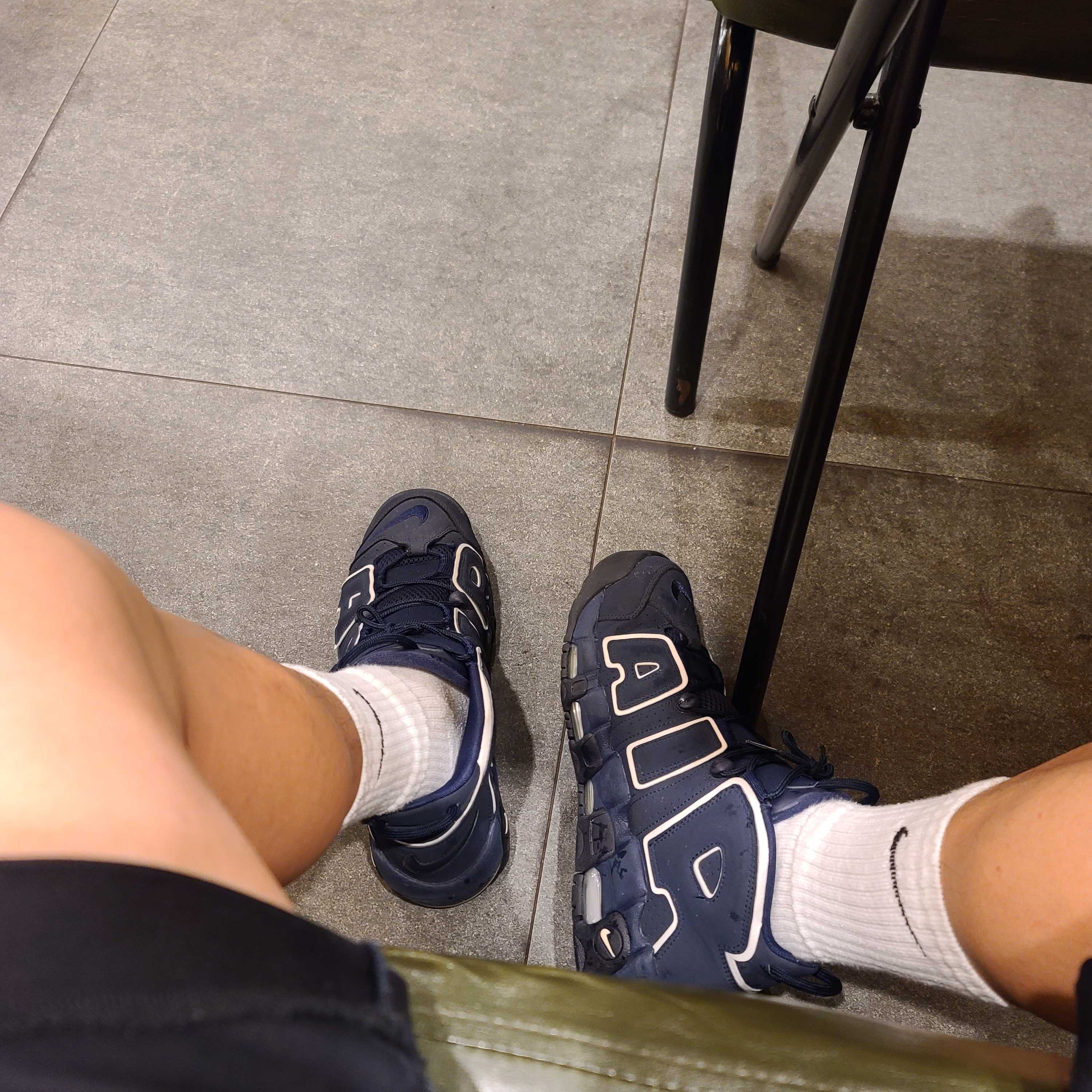 Nike Air More Uptempo Obsidian 착용 스타일 - 2