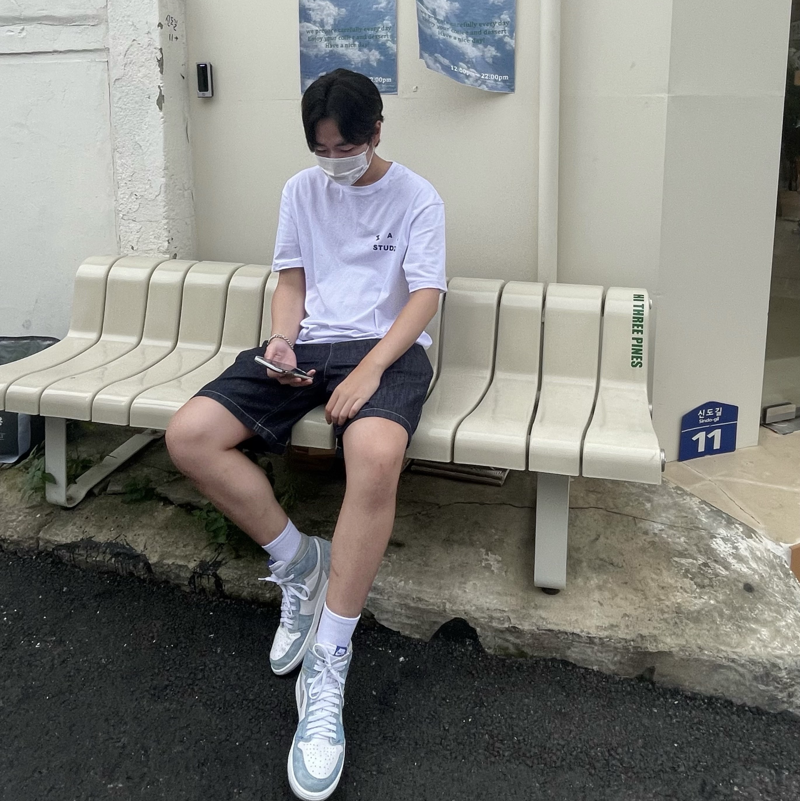 IAB Studio T-Shirt White Navy - 22FW, Jordan 1 Retro High OG Hyper Royal 착용 스타일