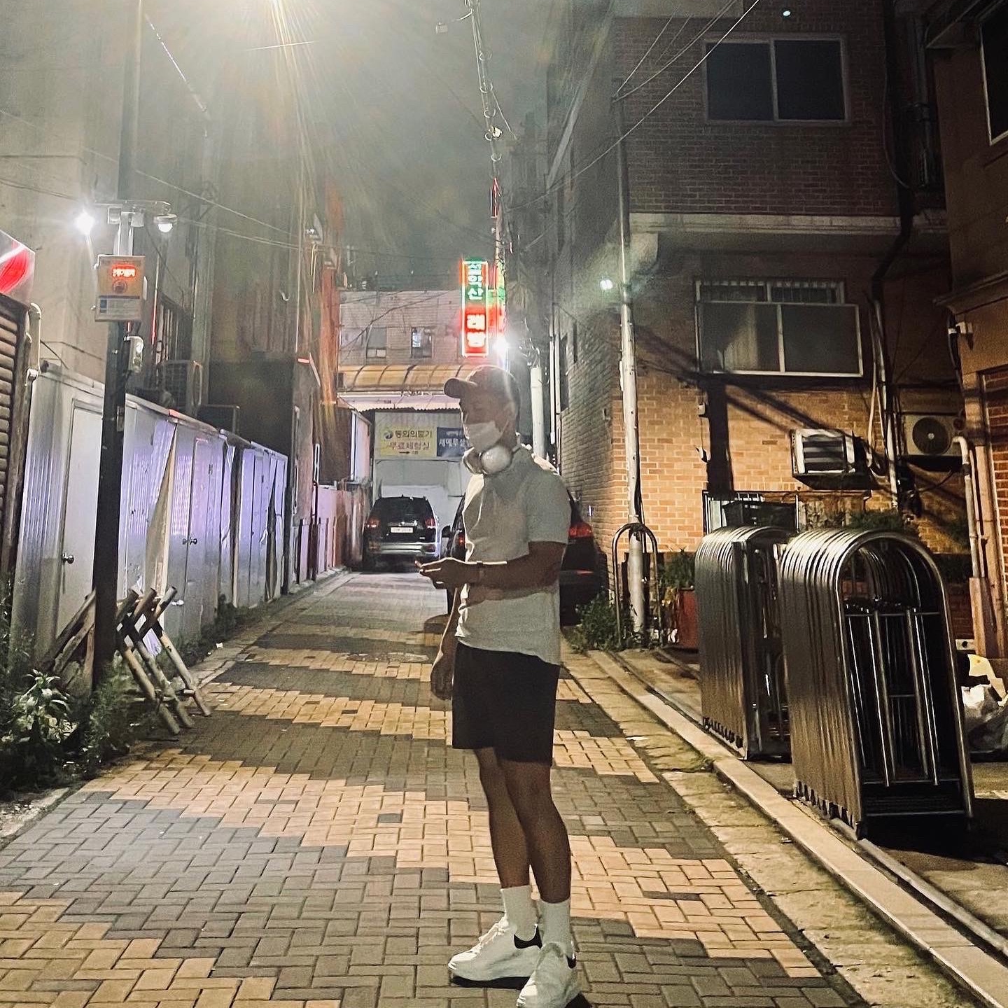 Alexander McQueen Oversized Sneakers White Black, Apple AirPods Max Lightning Silver (Korean Ver.) 착용 스타일