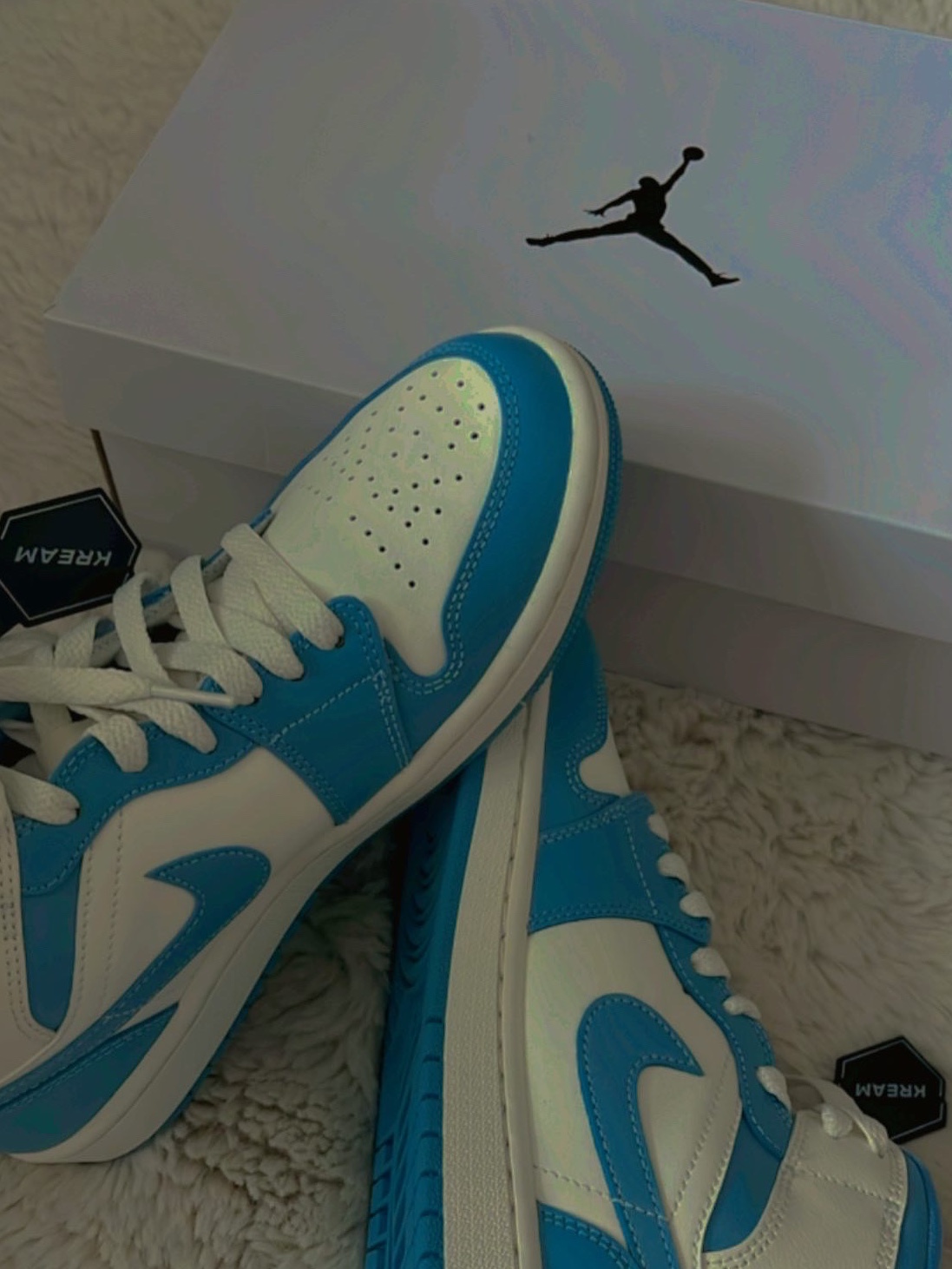 (W) Jordan 1 Mid Sail and Worn Blue 착용 스타일 - 1